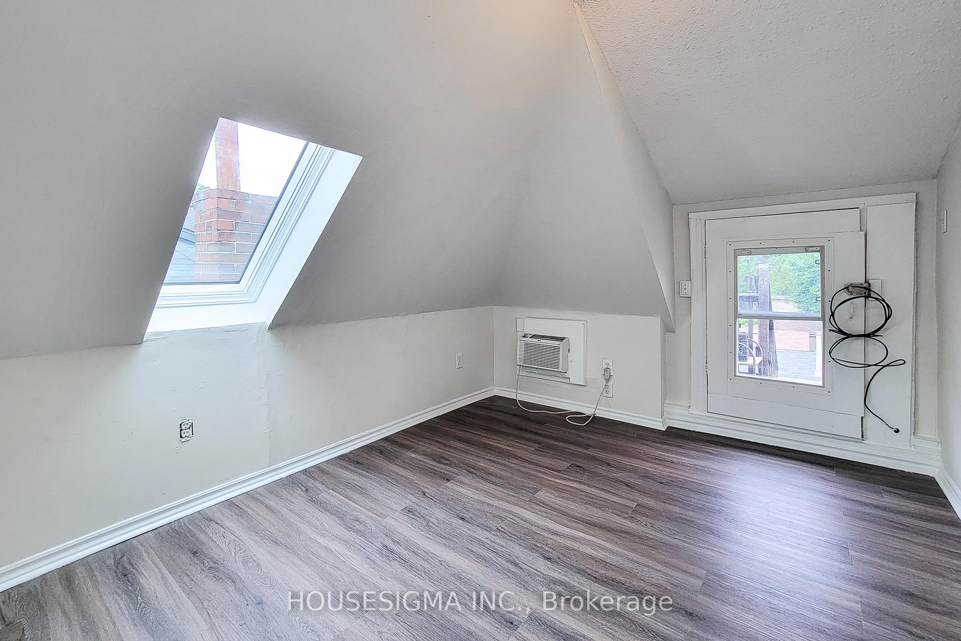 Photo 32 of 46 Ottawa Street S, Hamilton, Delta — HOMEH