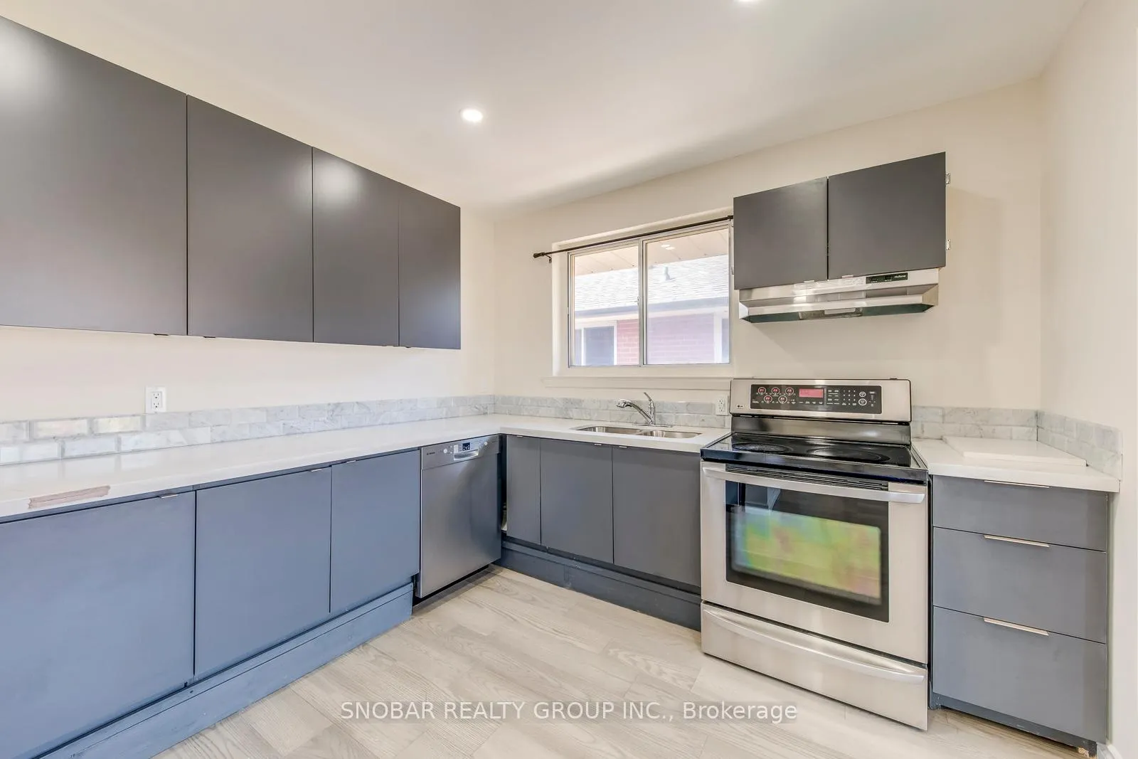 Photo 10 of 82 Celestine Drive, Etobicoke, Willowridge-Martingrove-Richview — HOMEH