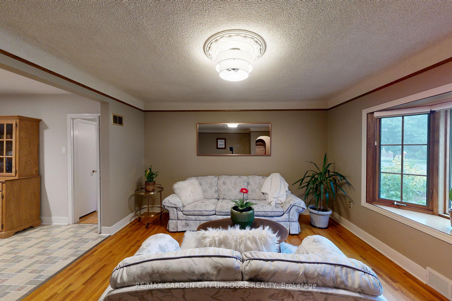 Photo 4 of 55 Tecumseh Street, St. Catharines, Bunting/Linwell — HOMEH