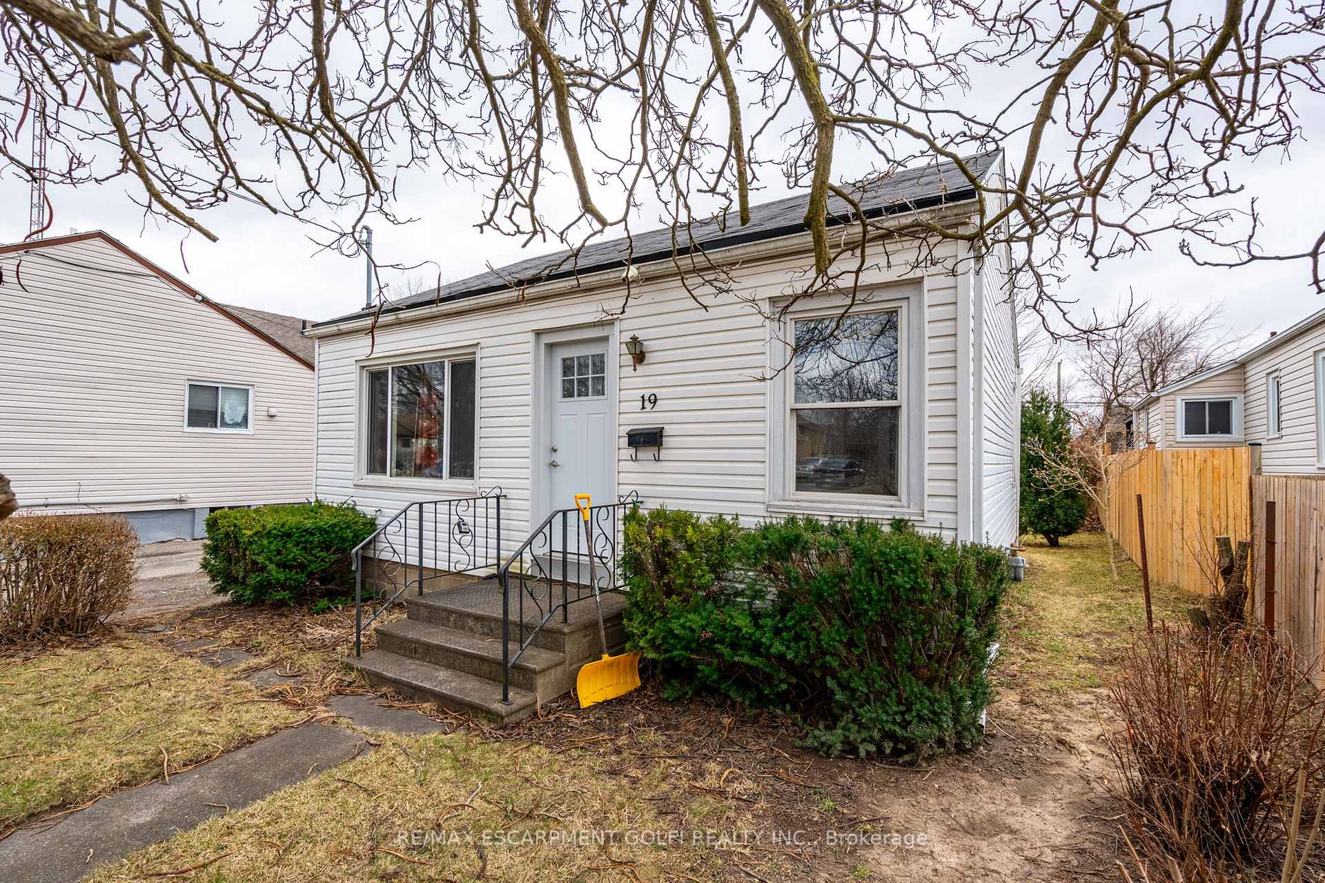 Photo 3 of 19 Weston Road, St. Catharines, Western Hill — HOMEH