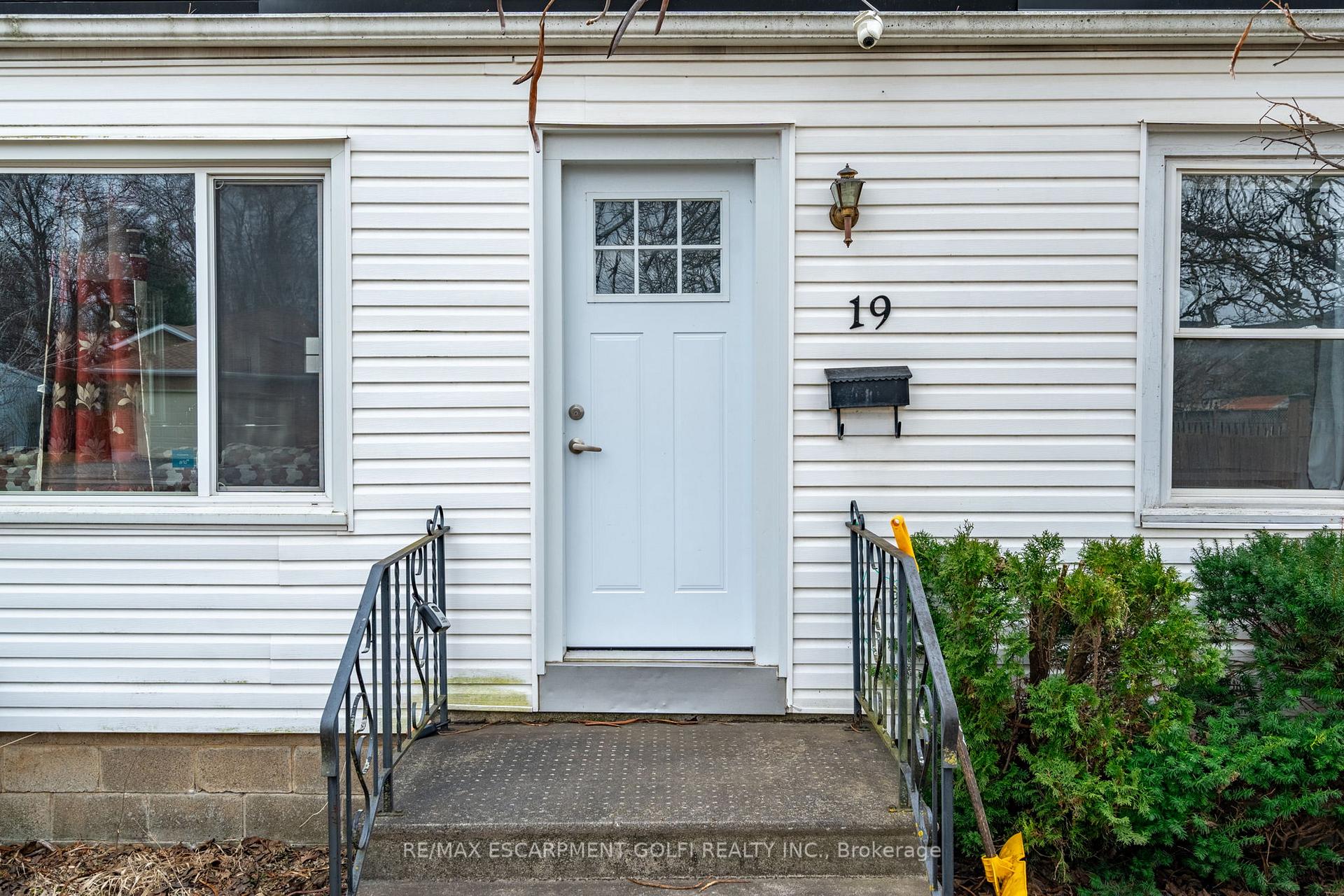 Photo 4 of 19 Weston Road, St. Catharines, Western Hill — HOMEH