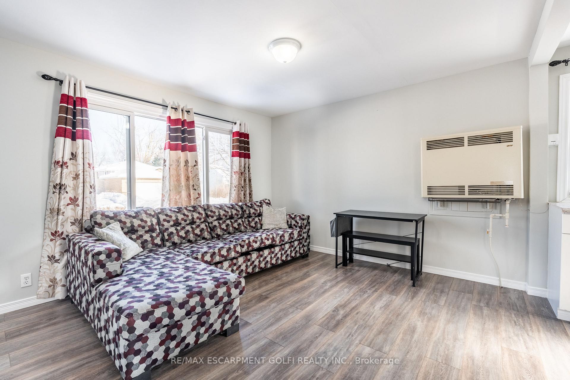 Photo 7 of 19 Weston Road, St. Catharines, Western Hill — HOMEH