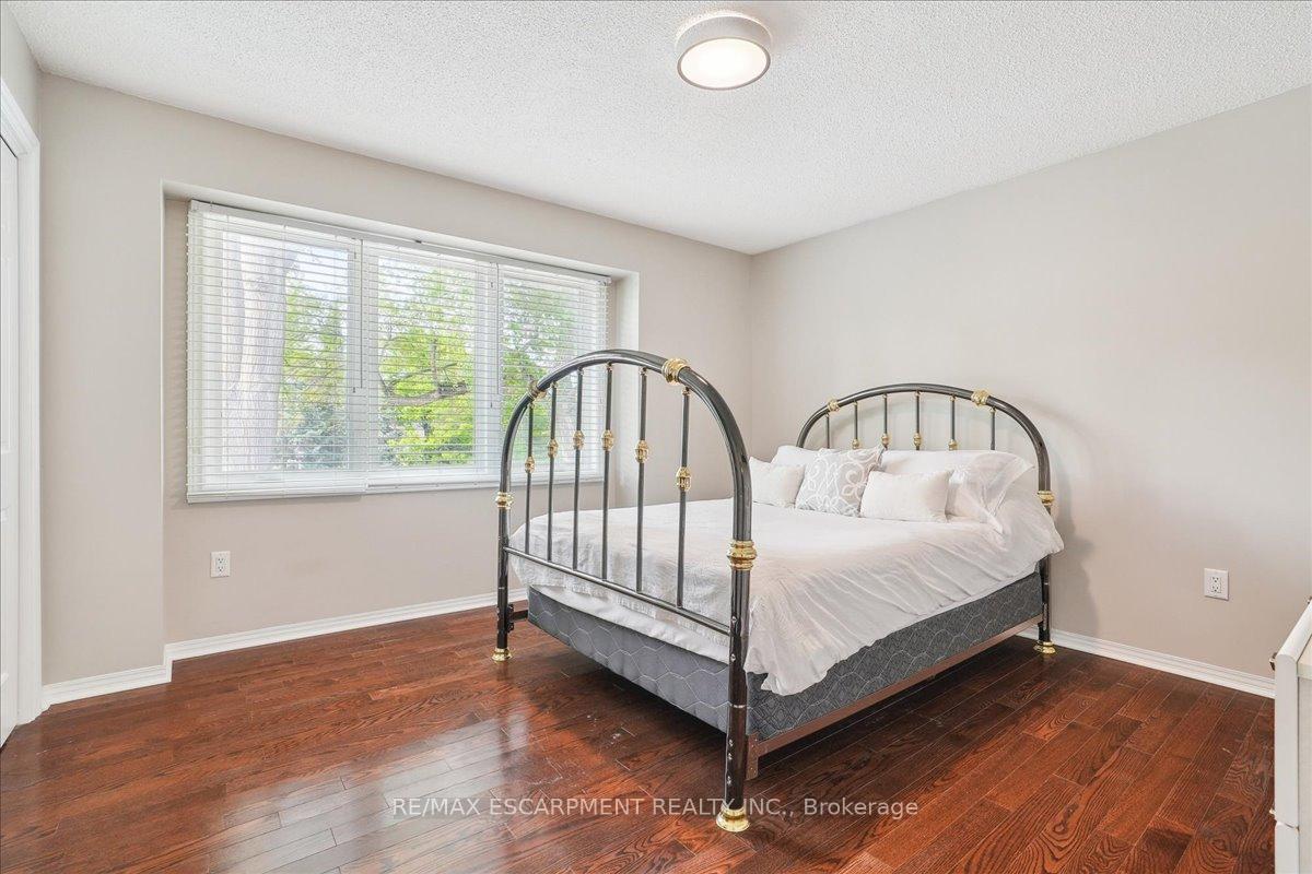 Photo 4 of 208 Mohawk Road, Hamilton, Ancaster — HOMEH
