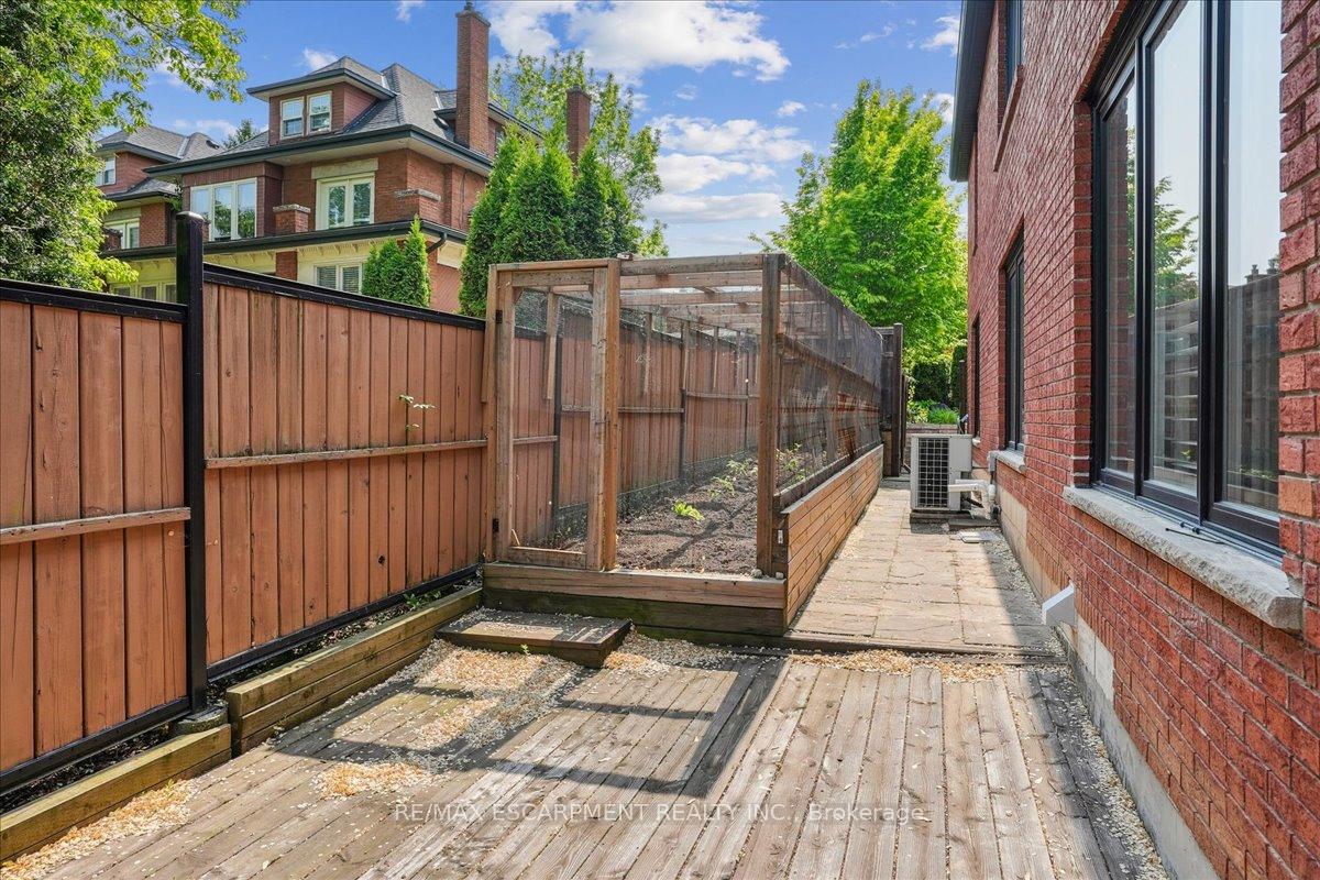 Photo 11 of 208 Mohawk Road, Hamilton, Ancaster — HOMEH