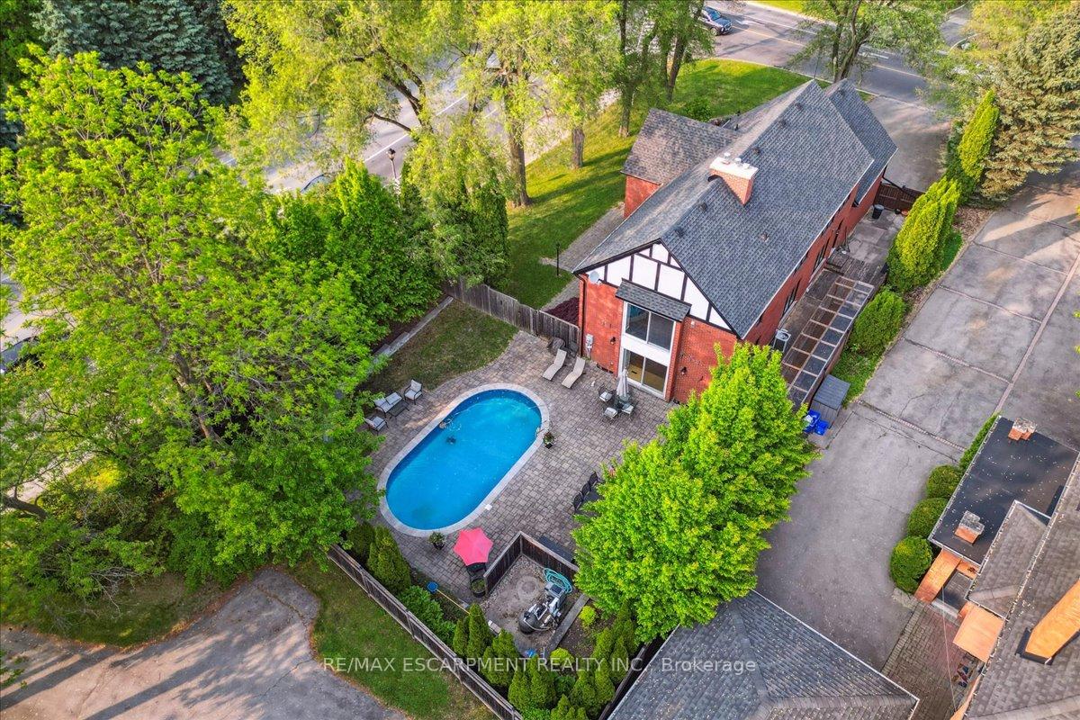Photo 16 of 208 Mohawk Road, Hamilton, Ancaster — HOMEH