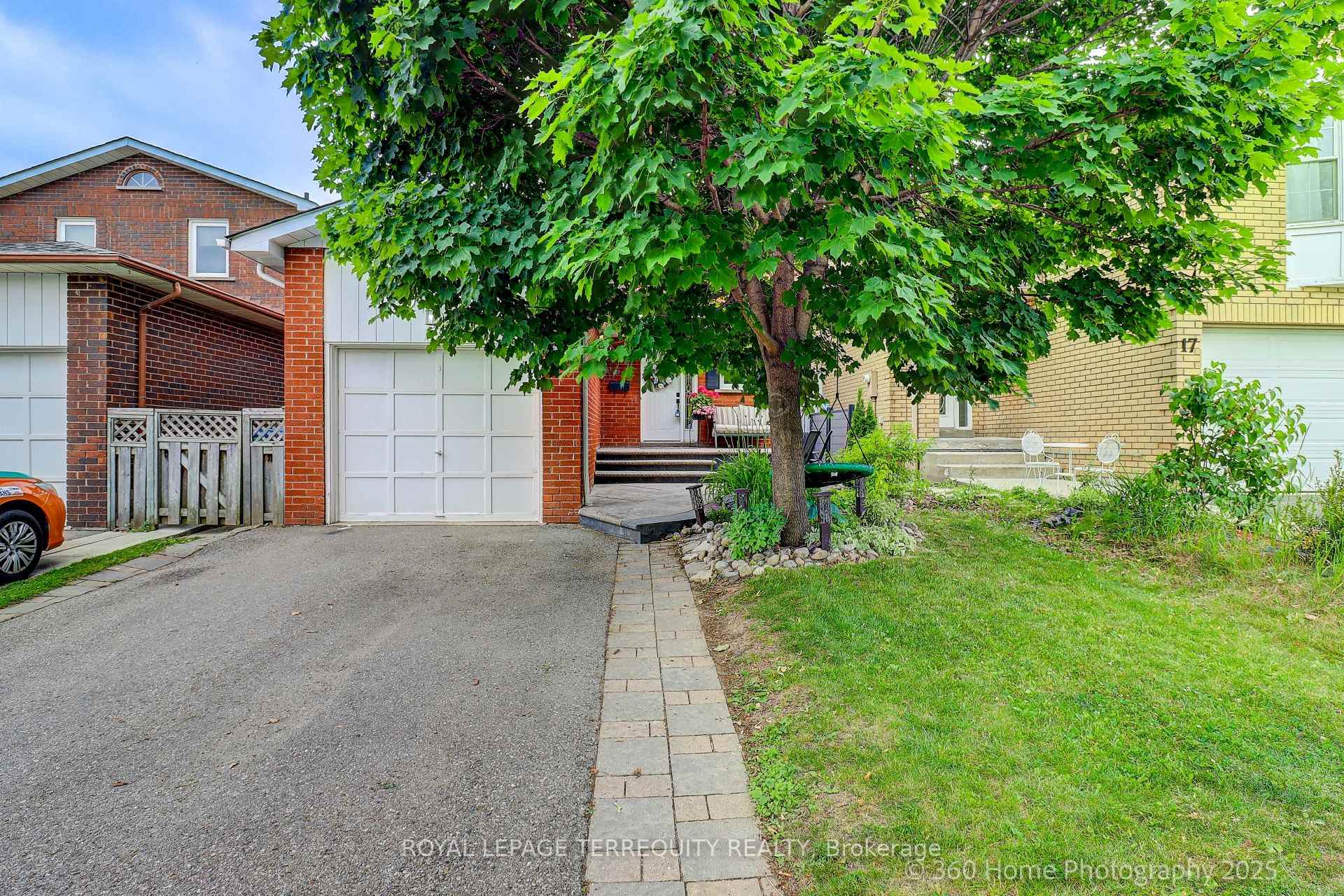 Photo 3 of 19 Tralee Street, Brampton, Heart Lake West — HOMEH