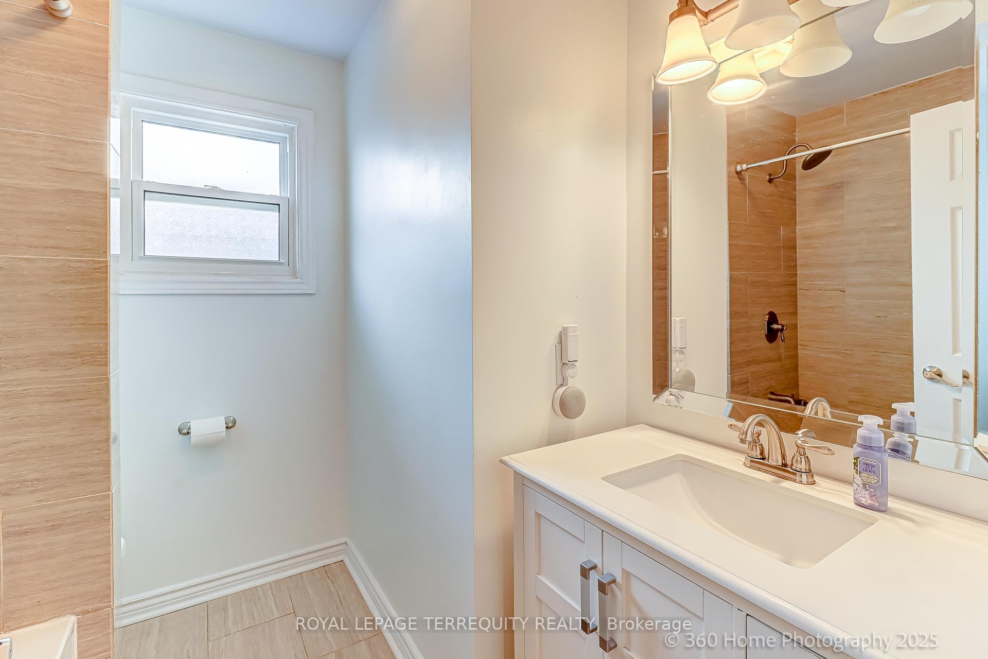 Photo 6 of 19 Tralee Street, Brampton, Heart Lake West — HOMEH