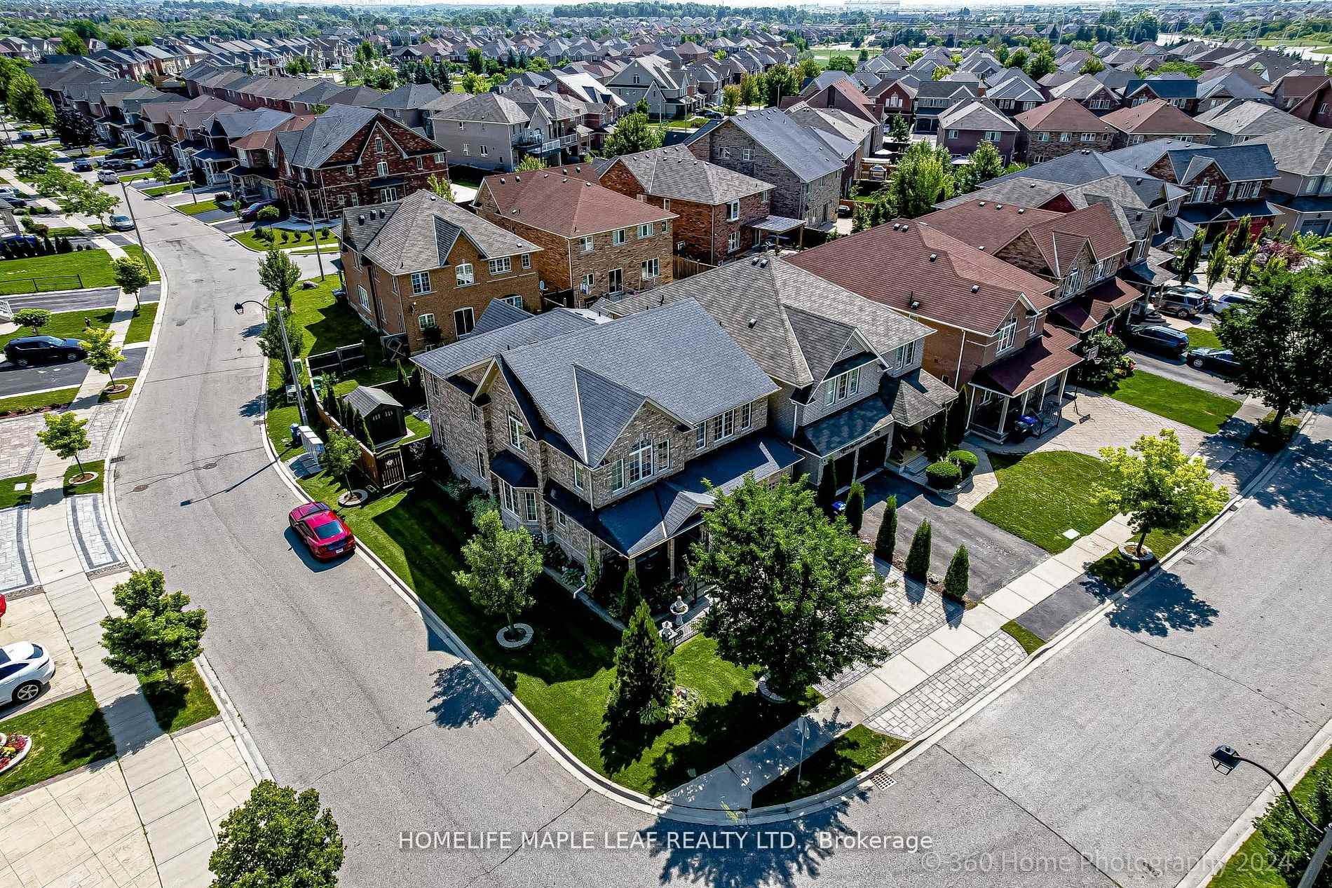 Photo 3 of 174 Bayhampton Drive, Brampton, Vales of Castlemore — HOMEH