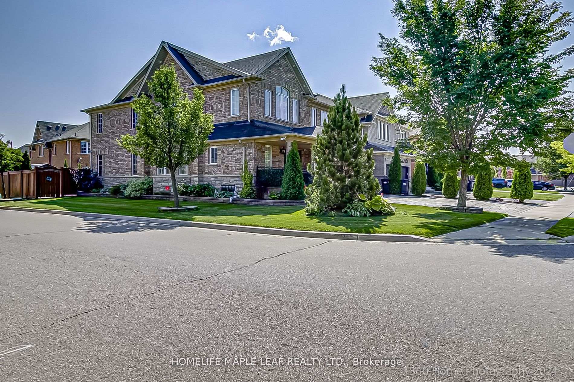 Photo 5 of 174 Bayhampton Drive, Brampton, Vales of Castlemore — HOMEH