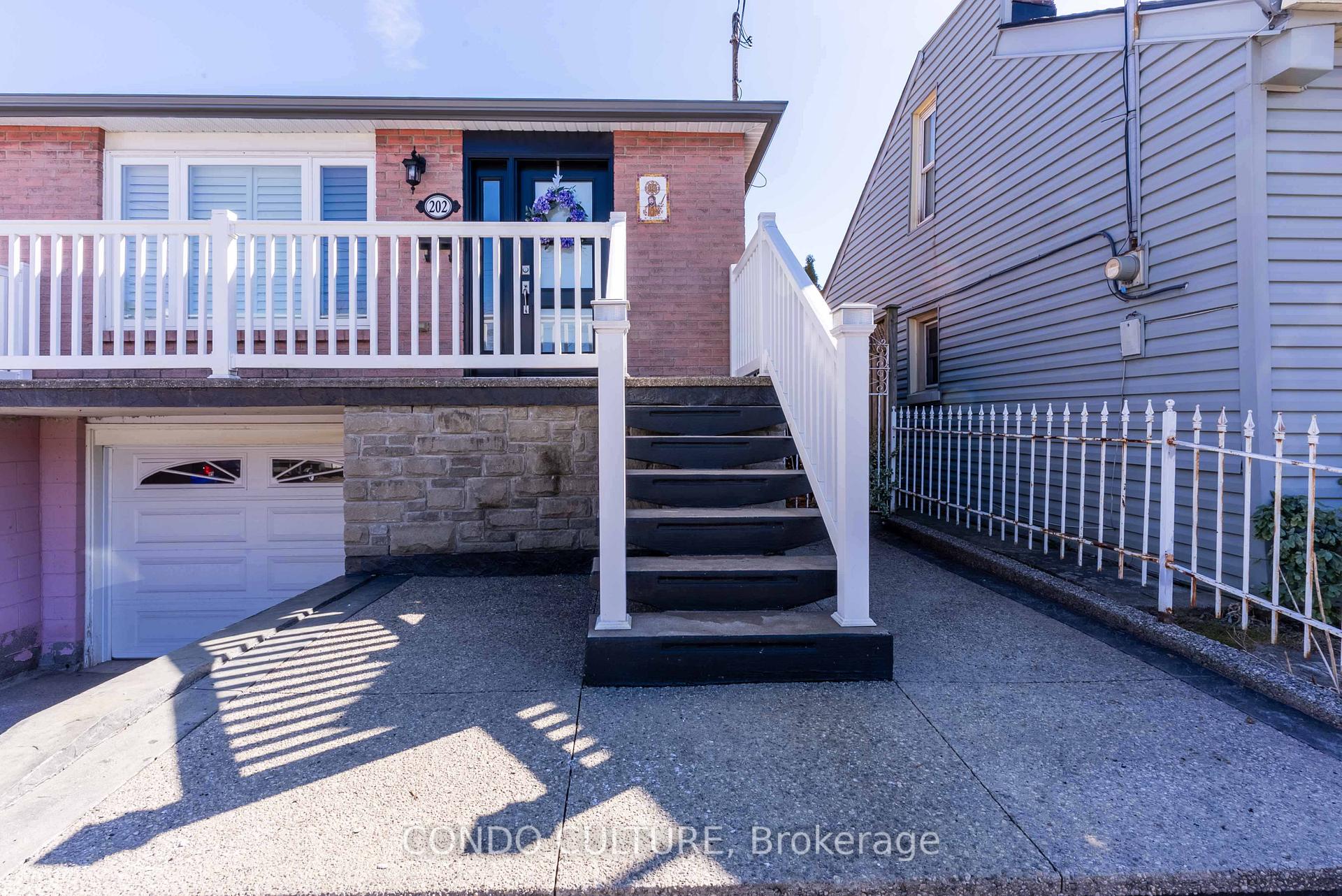Photo 3 of 202 Ray Street N, Hamilton, Strathcona — HOMEH