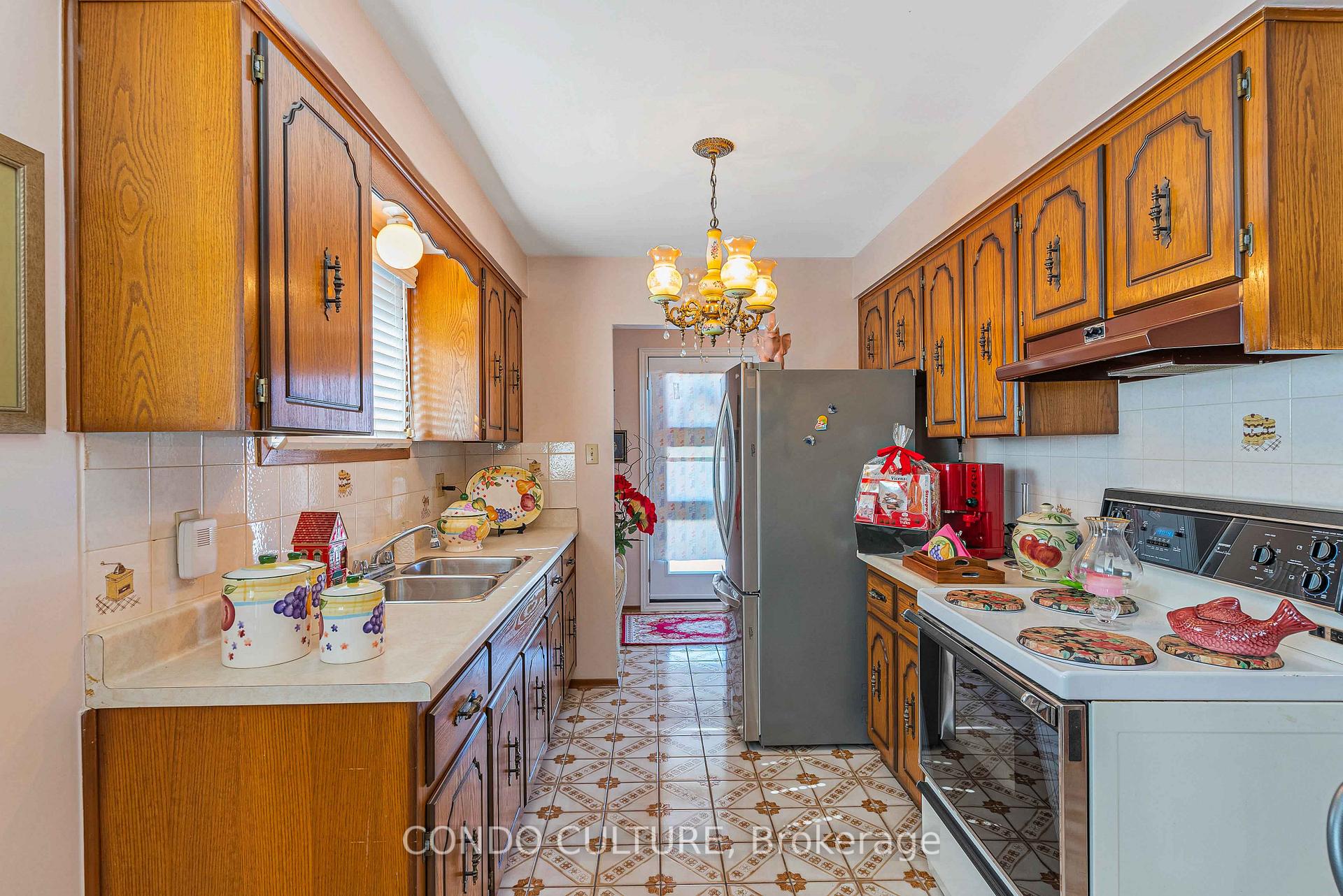 Photo 13 of 202 Ray Street N, Hamilton, Strathcona — HOMEH