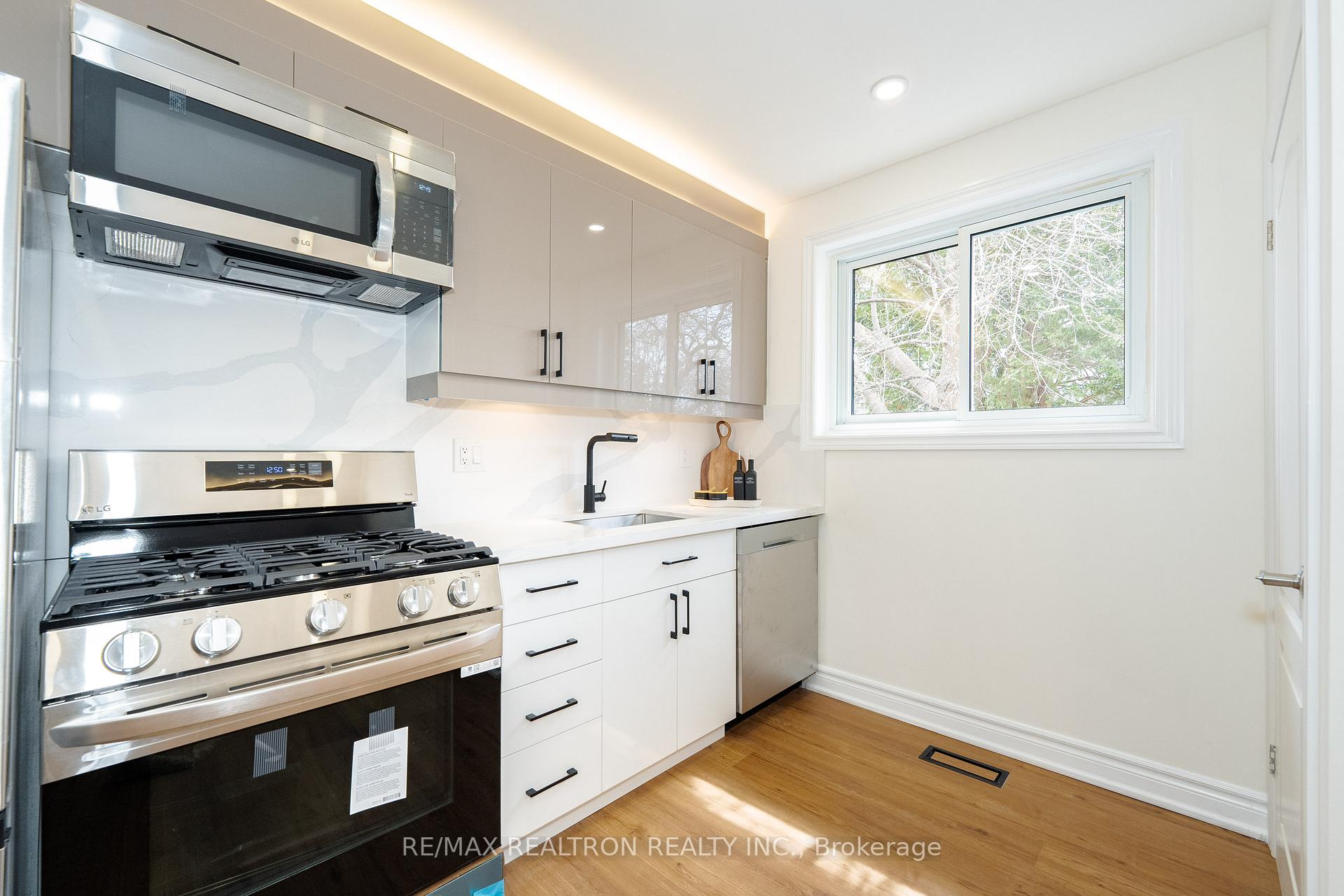 Photo 13 of 15 Richardson Drive, Aurora, Aurora Highlands — HOMEH