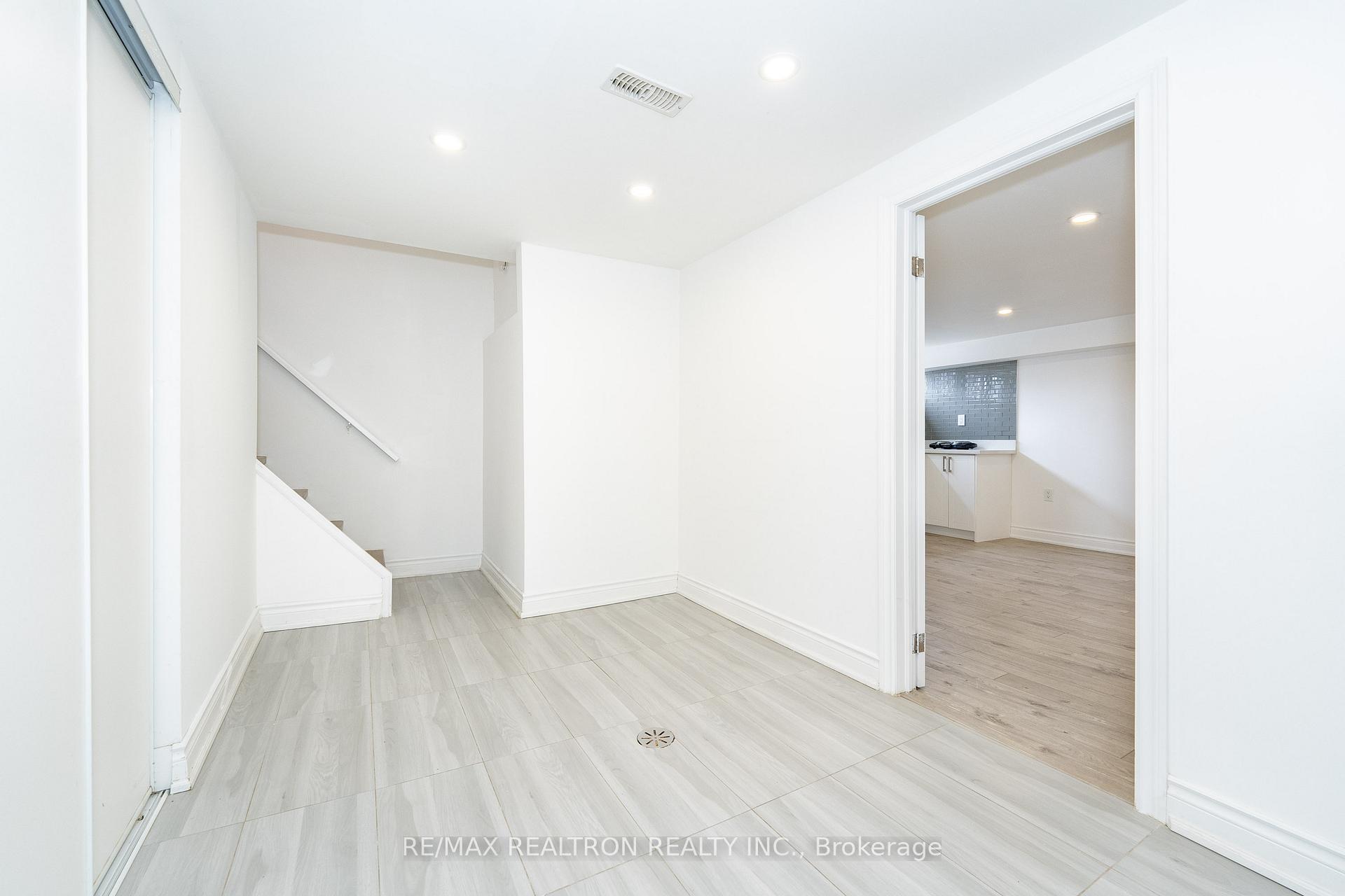 Photo 32 of 15 Richardson Drive, Aurora, Aurora Highlands — HOMEH