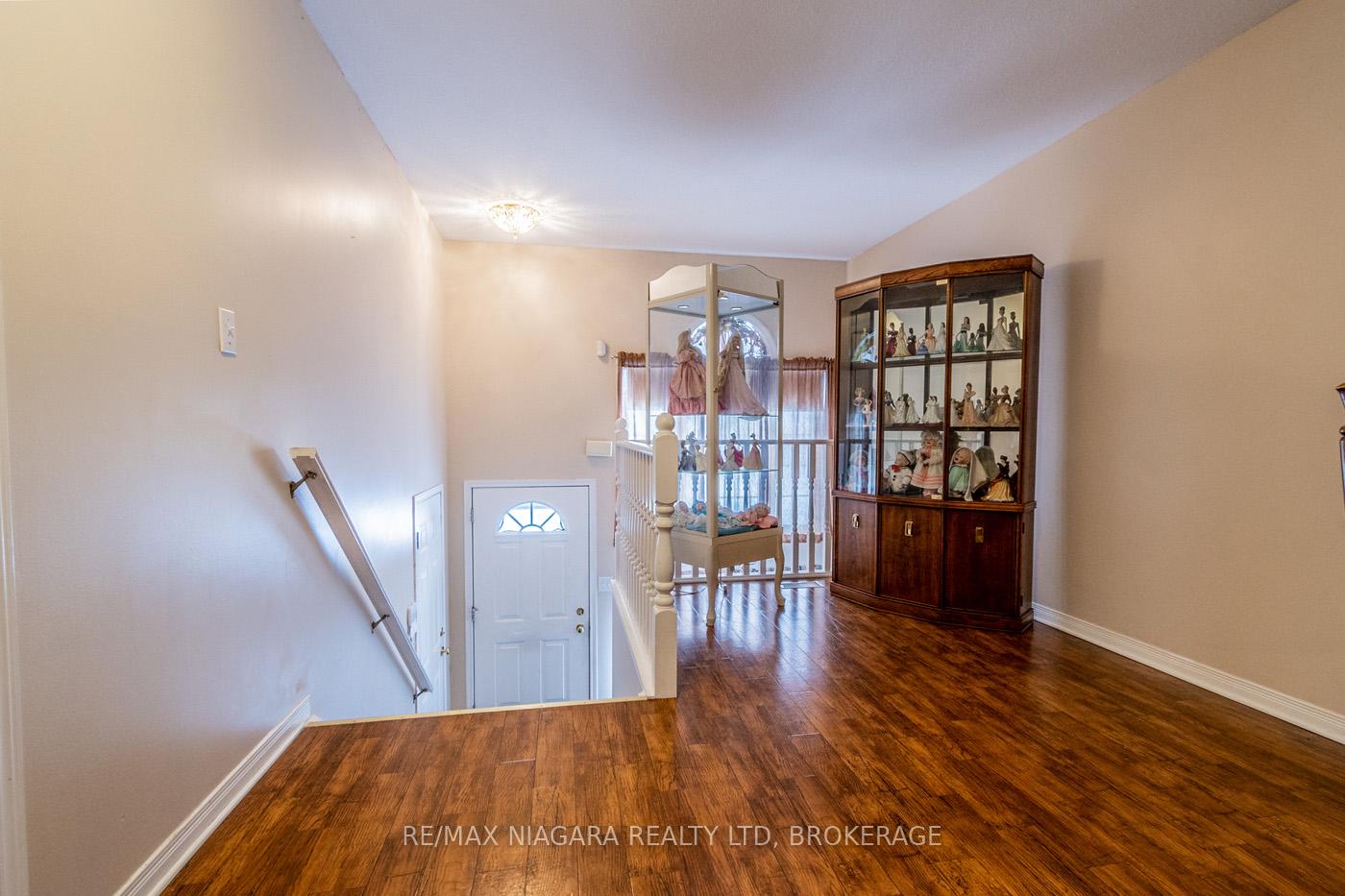 Photo 2 of 14 Jennifer Crescent, St. Catharines, Carlton/Bunting — HOMEH