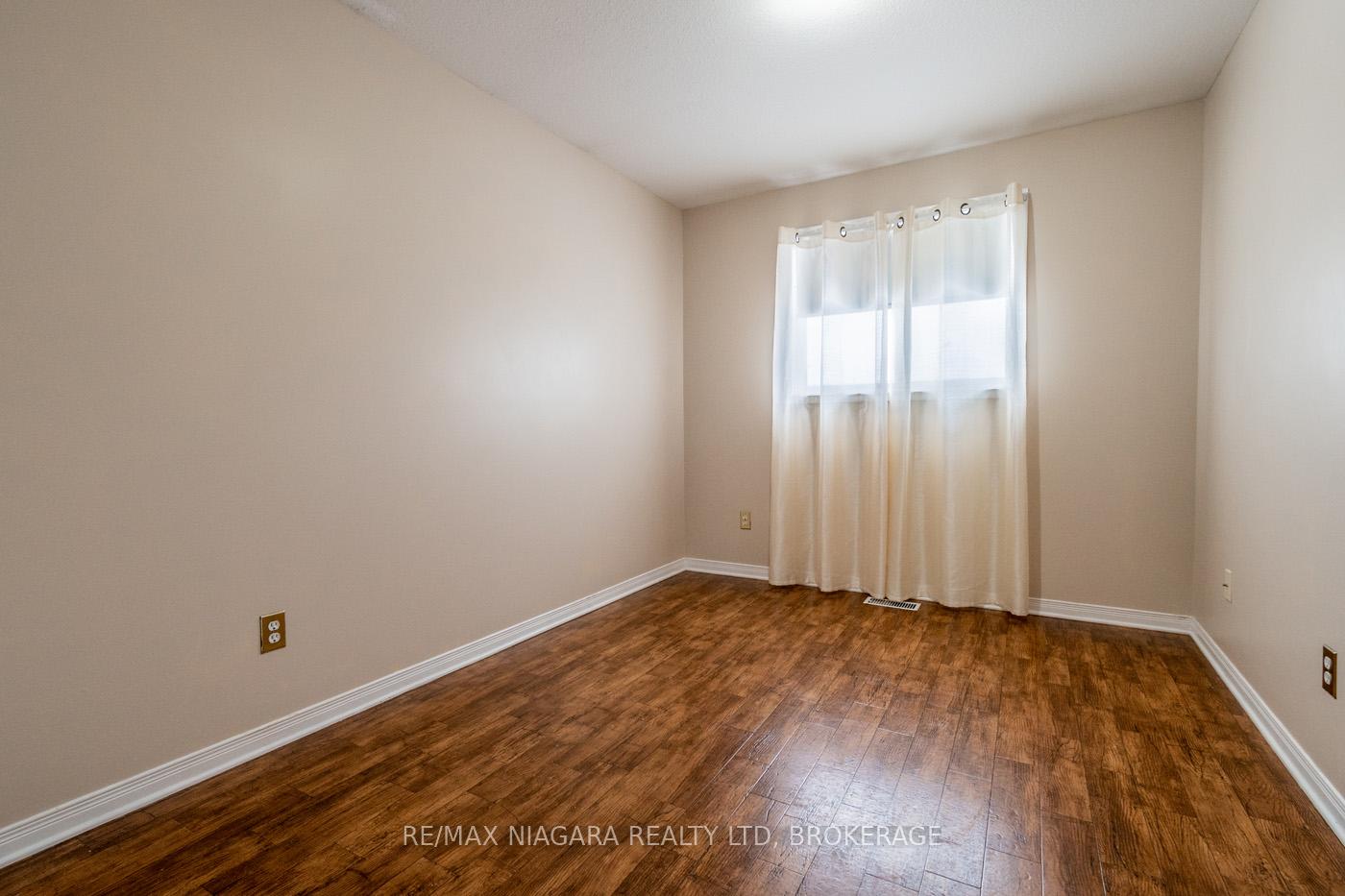 Photo 12 of 14 Jennifer Crescent, St. Catharines, Carlton/Bunting — HOMEH
