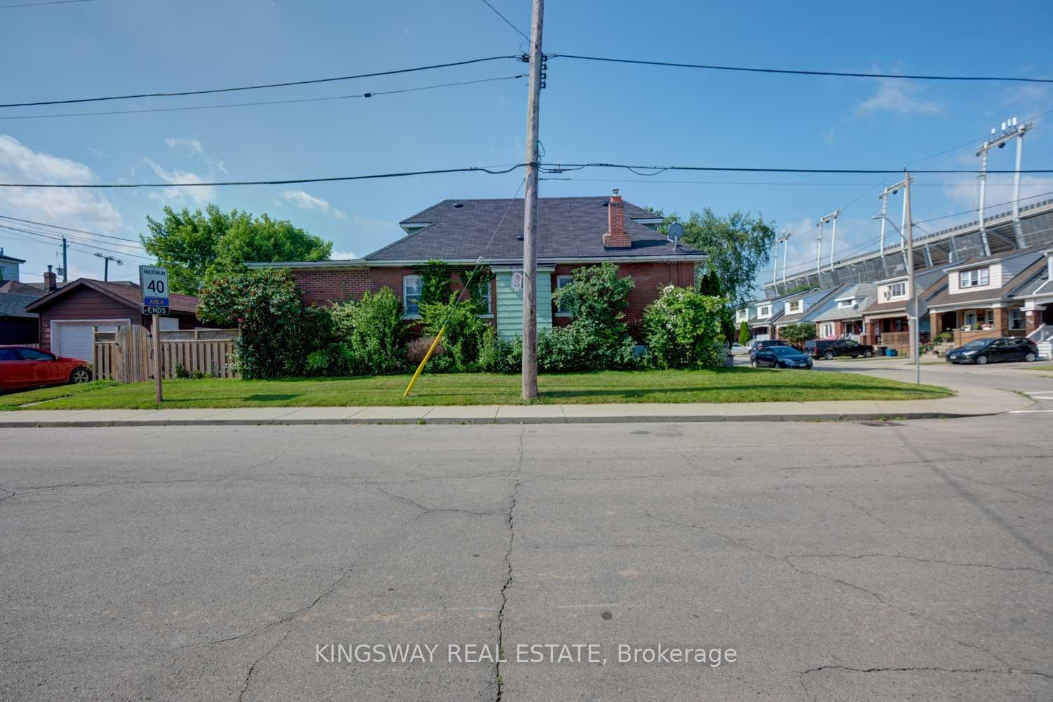 Photo 4 of 136 Connaught Avenue N, Hamilton, Stripley — HOMEH