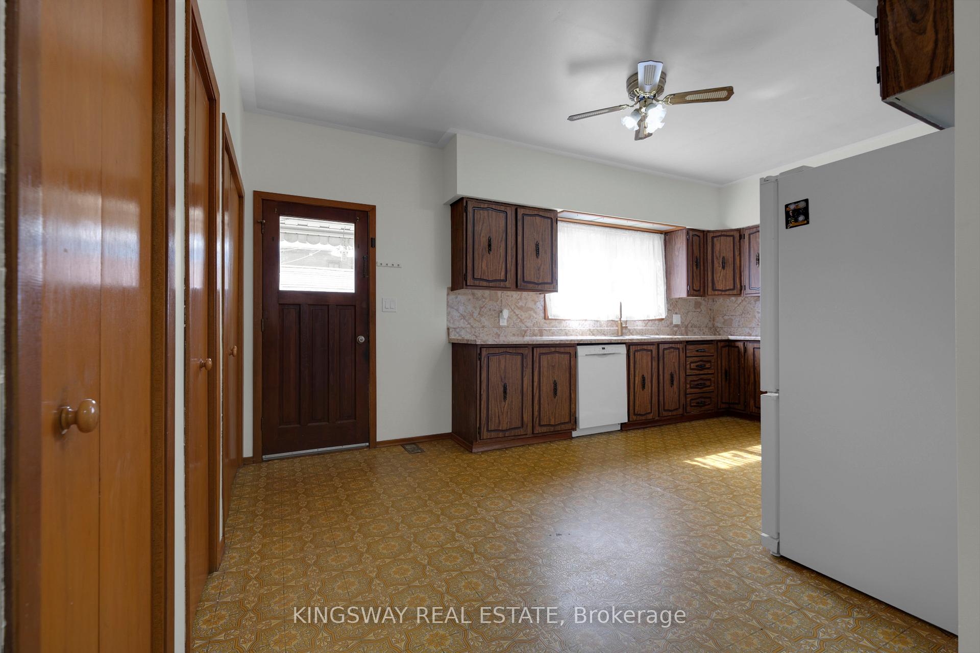 Photo 10 of 136 Connaught Avenue N, Hamilton, Stripley — HOMEH