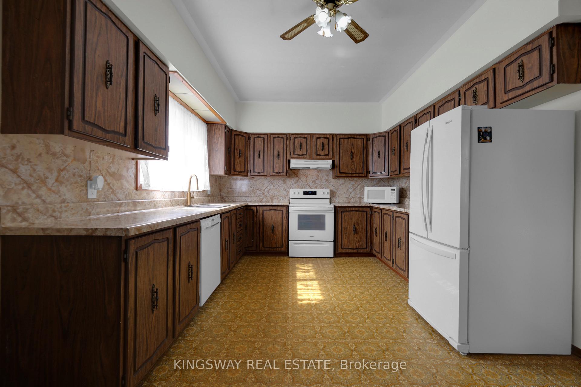 Photo 11 of 136 Connaught Avenue N, Hamilton, Stripley — HOMEH