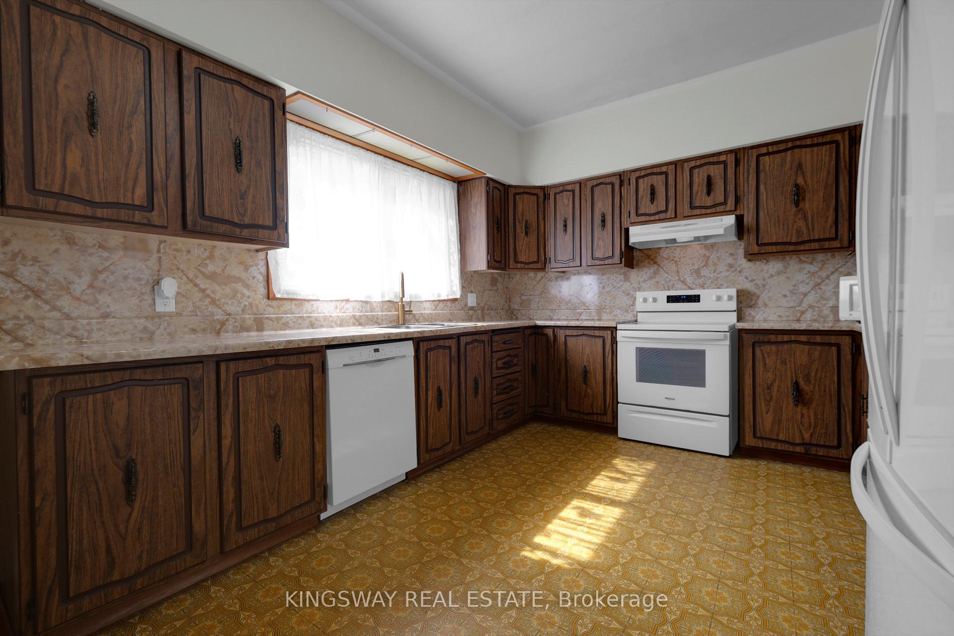 Photo 12 of 136 Connaught Avenue N, Hamilton, Stripley — HOMEH