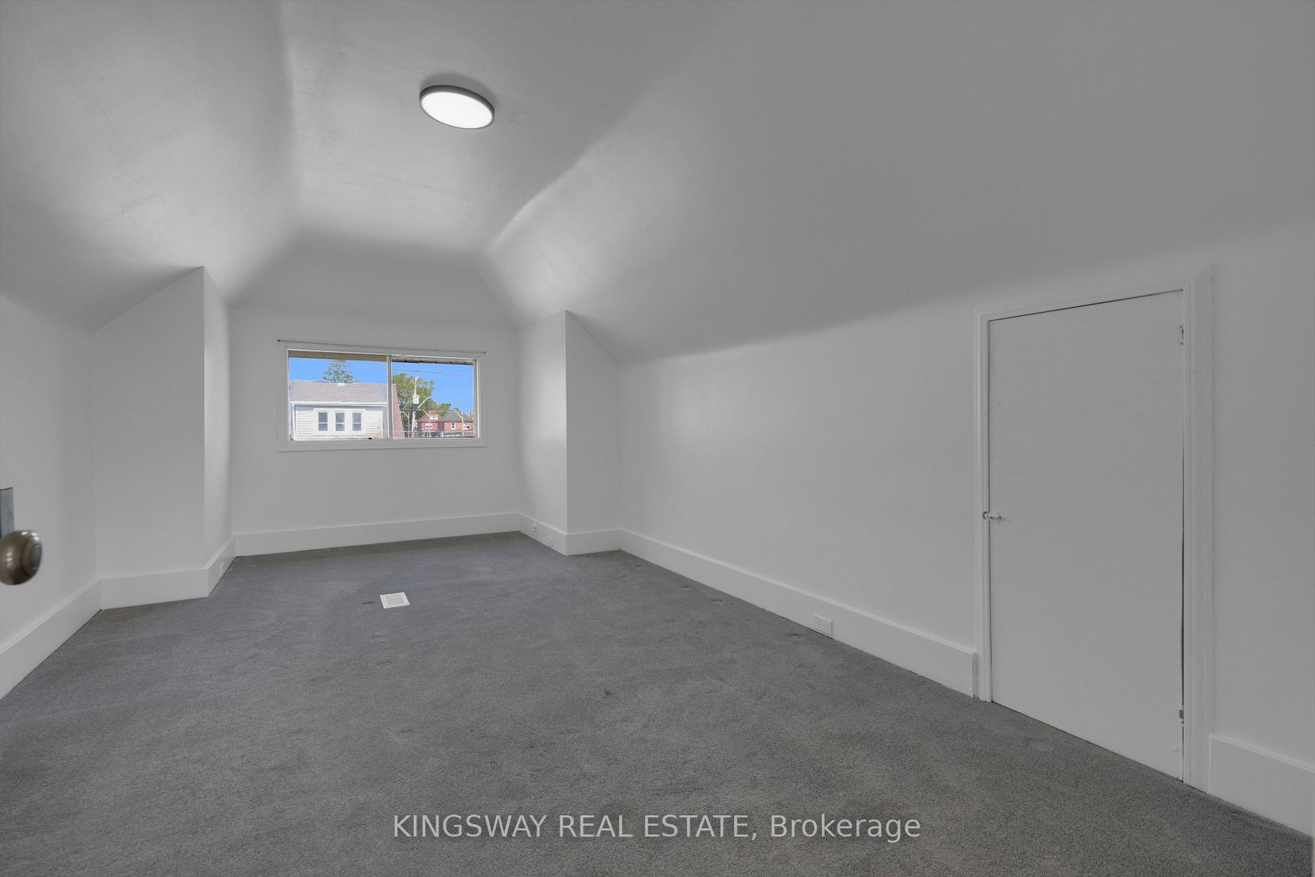 Photo 19 of 136 Connaught Avenue N, Hamilton, Stripley — HOMEH