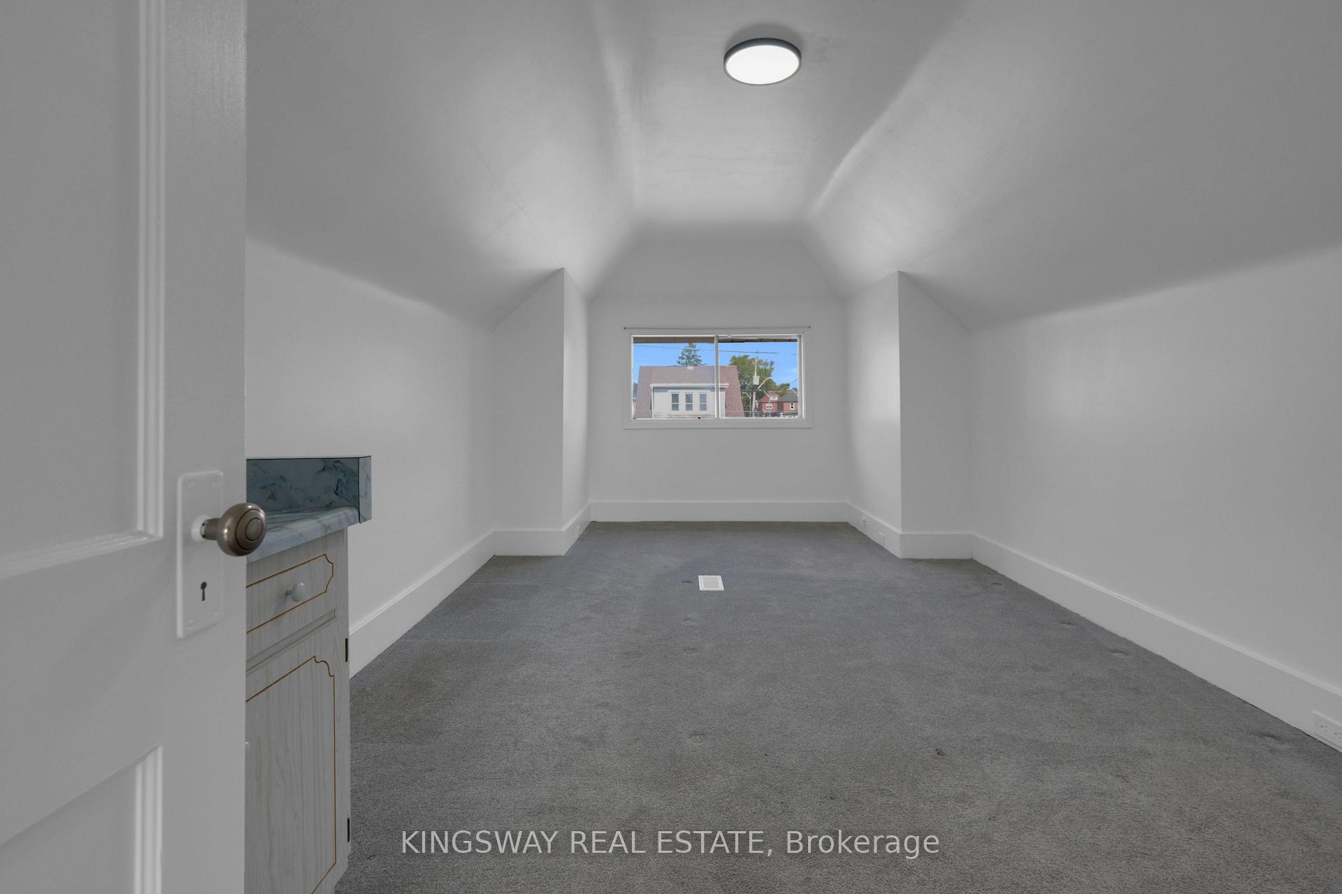 Photo 20 of 136 Connaught Avenue N, Hamilton, Stripley — HOMEH