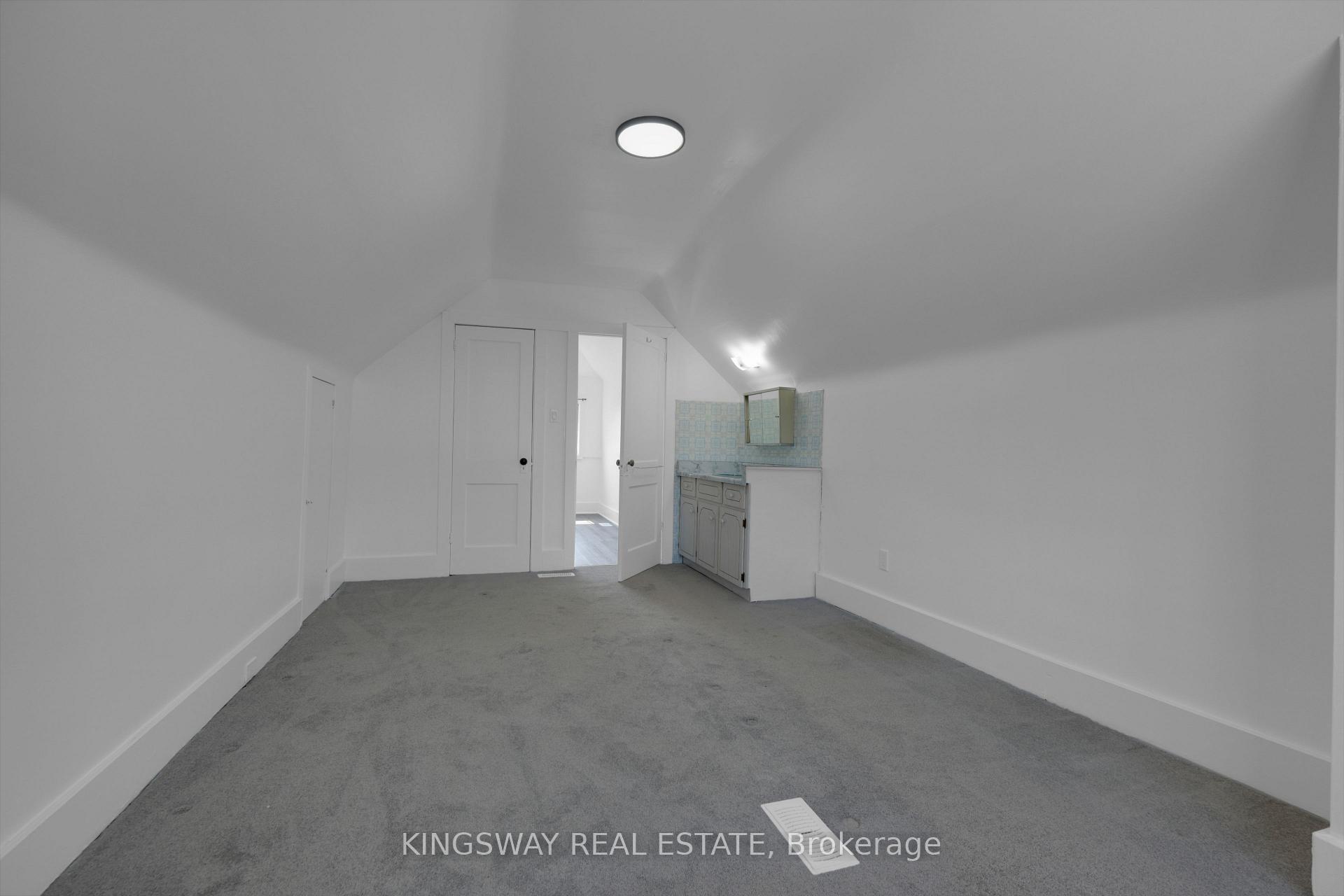 Photo 21 of 136 Connaught Avenue N, Hamilton, Stripley — HOMEH