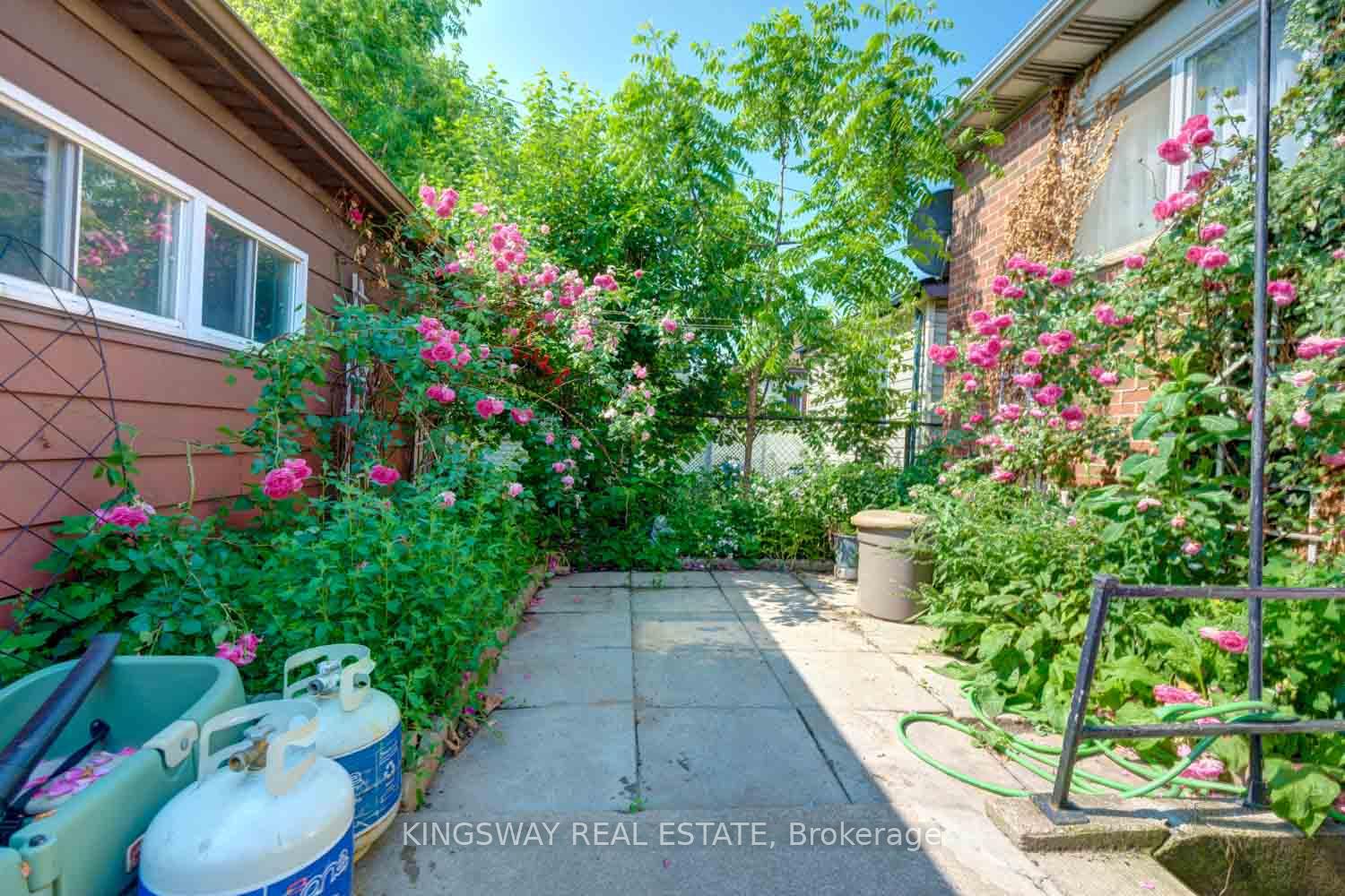 Photo 26 of 136 Connaught Avenue N, Hamilton, Stripley — HOMEH