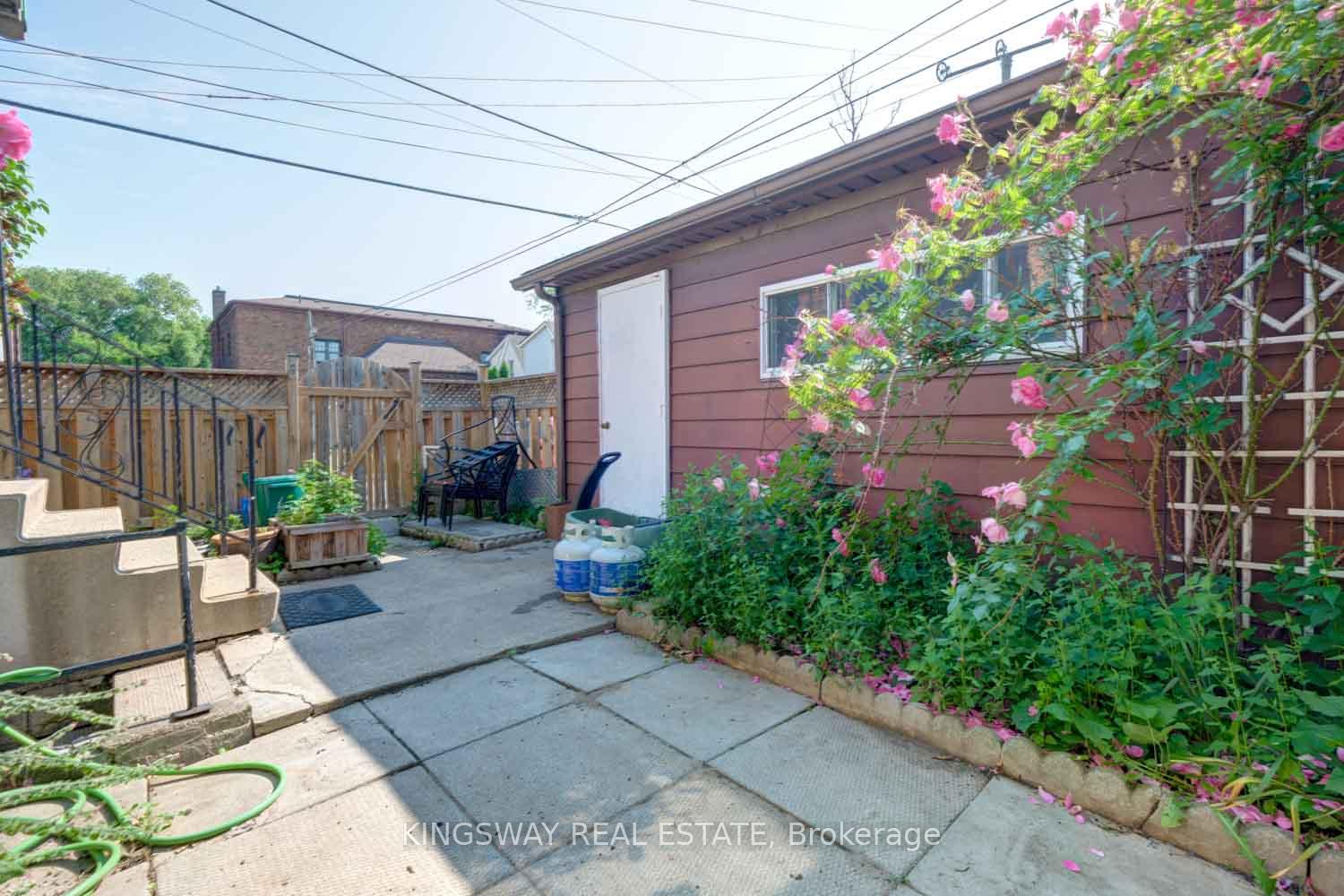 Photo 28 of 136 Connaught Avenue N, Hamilton, Stripley — HOMEH