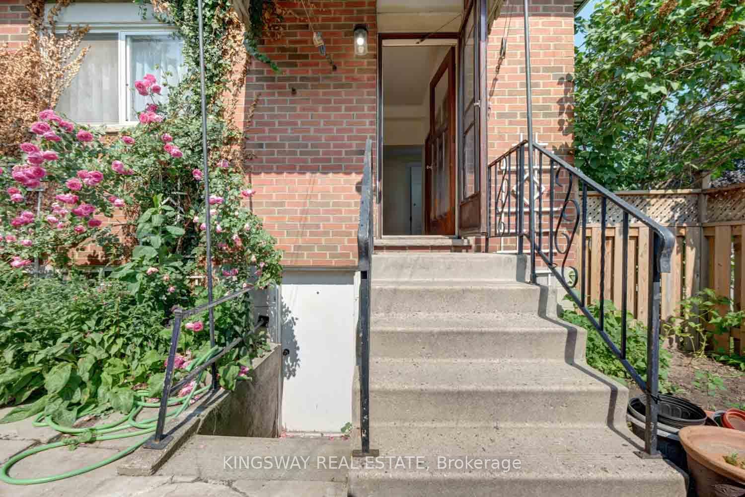 Photo 29 of 136 Connaught Avenue N, Hamilton, Stripley — HOMEH
