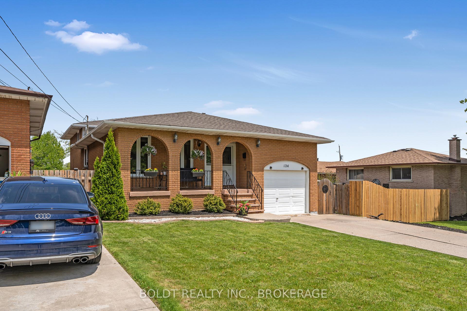 Photo 2 of 124 Quaker Crescent, Hamilton, Quinndale — HOMEH