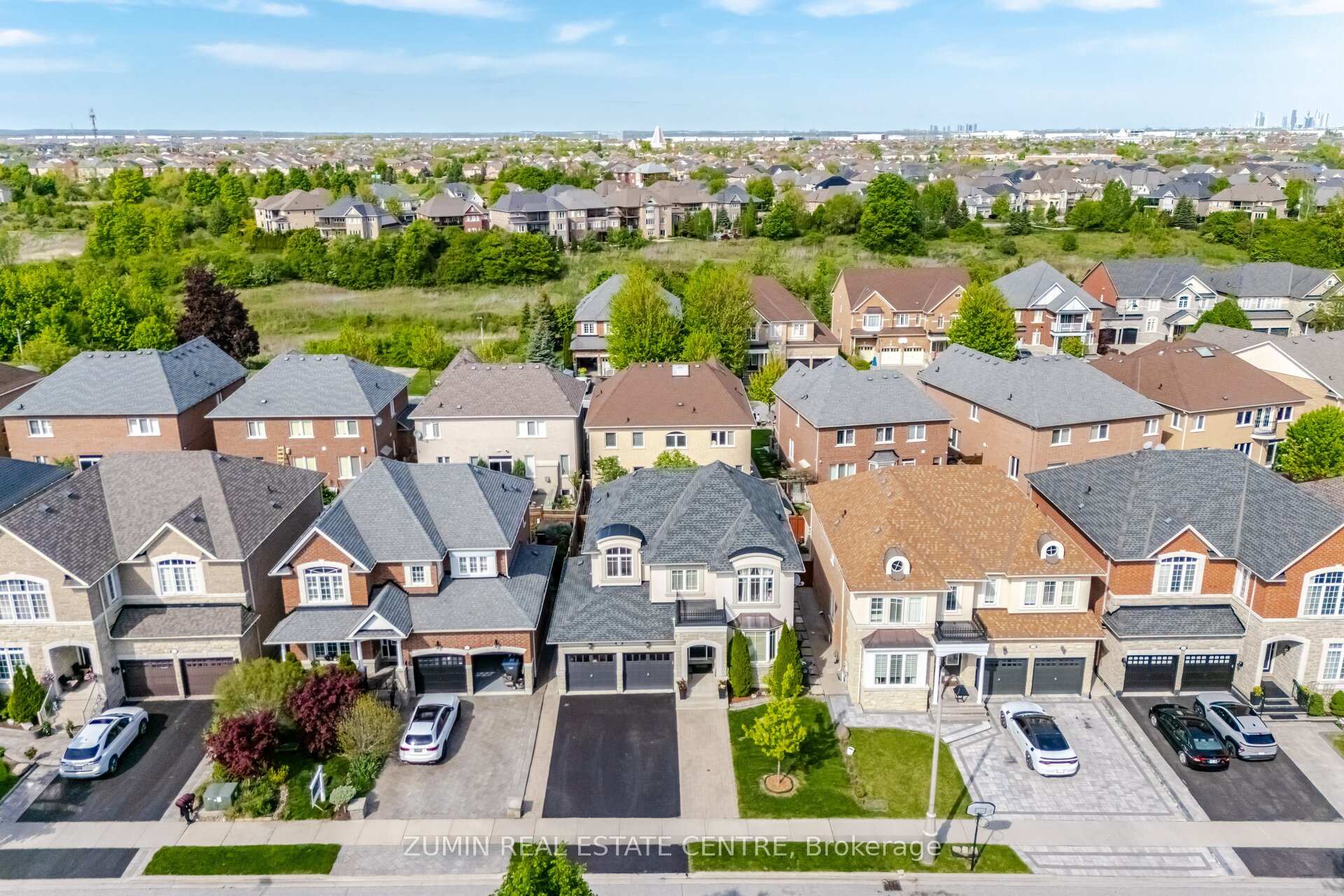 Photo 6 of 19 Hawkridge Trail, Brampton, Bram East — HOMEH