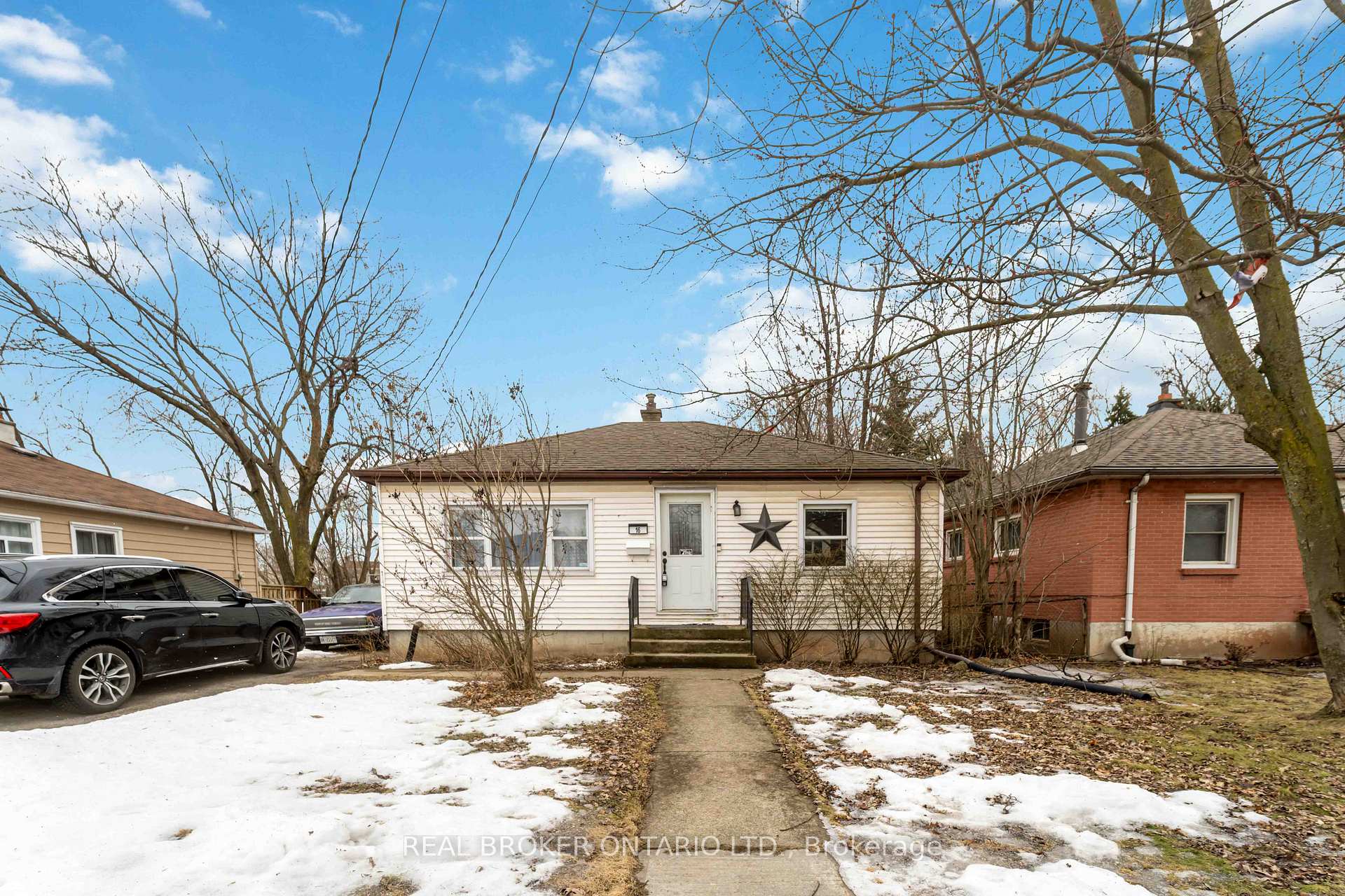 Photo 2 of 16 Oriole Crescent, Hamilton, McQuesten — HOMEH