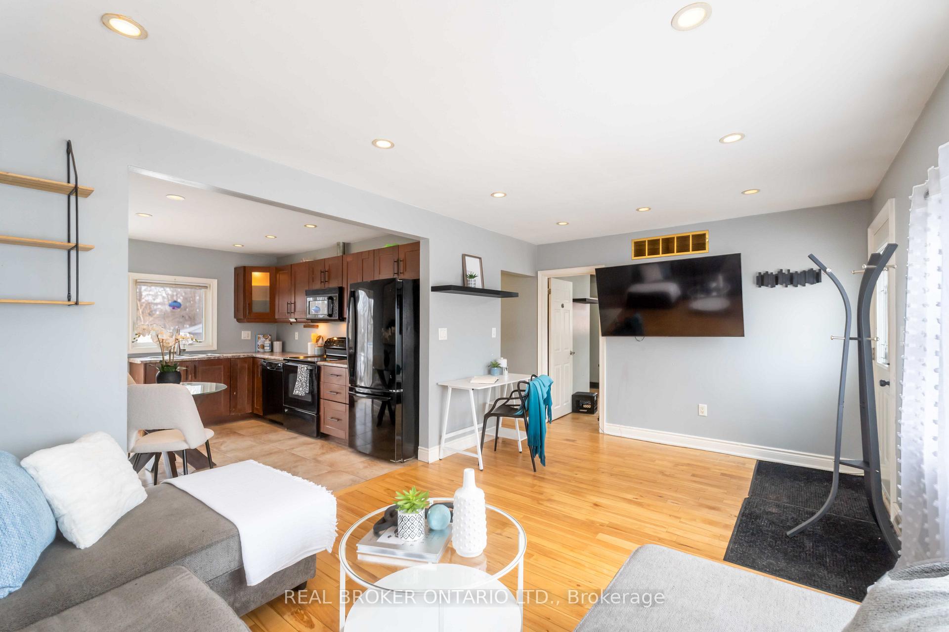 Photo 10 of 16 Oriole Crescent, Hamilton, McQuesten — HOMEH