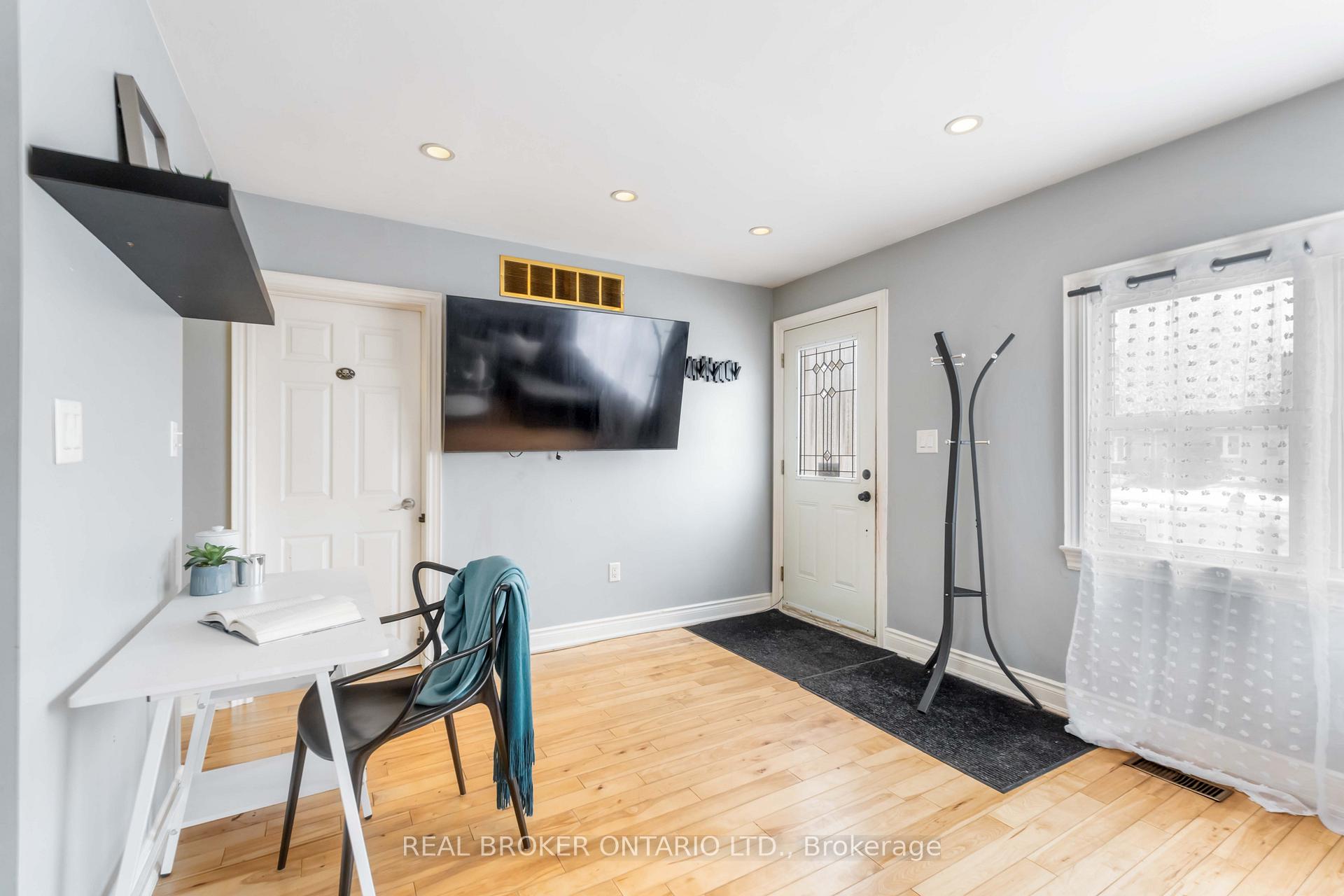 Photo 11 of 16 Oriole Crescent, Hamilton, McQuesten — HOMEH
