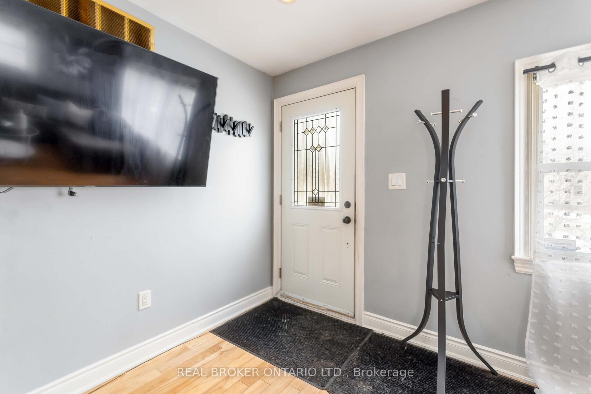 Photo 12 of 16 Oriole Crescent, Hamilton, McQuesten — HOMEH