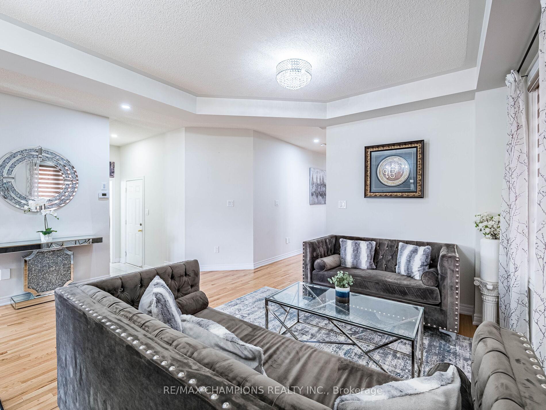 Photo 8 of 12 Fruitvale Circle, Brampton, Northwest Brampton — HOMEH