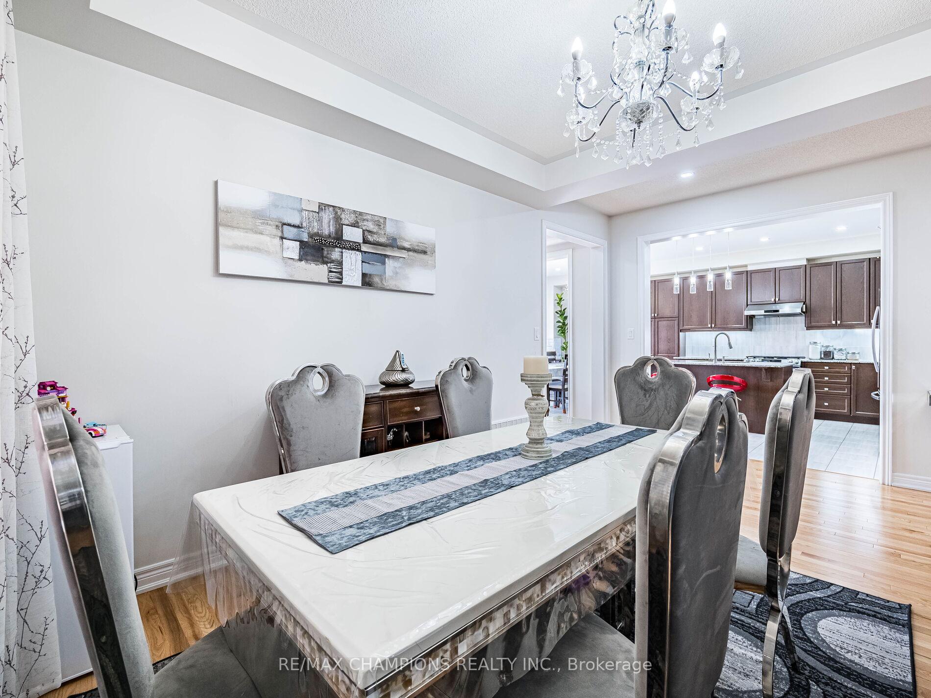 Photo 4 of 12 Fruitvale Circle, Brampton, Northwest Brampton — HOMEH