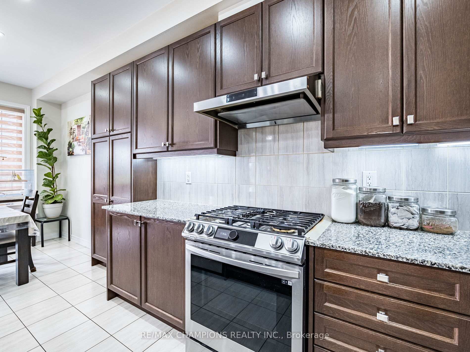 Photo 6 of 12 Fruitvale Circle, Brampton, Northwest Brampton — HOMEH