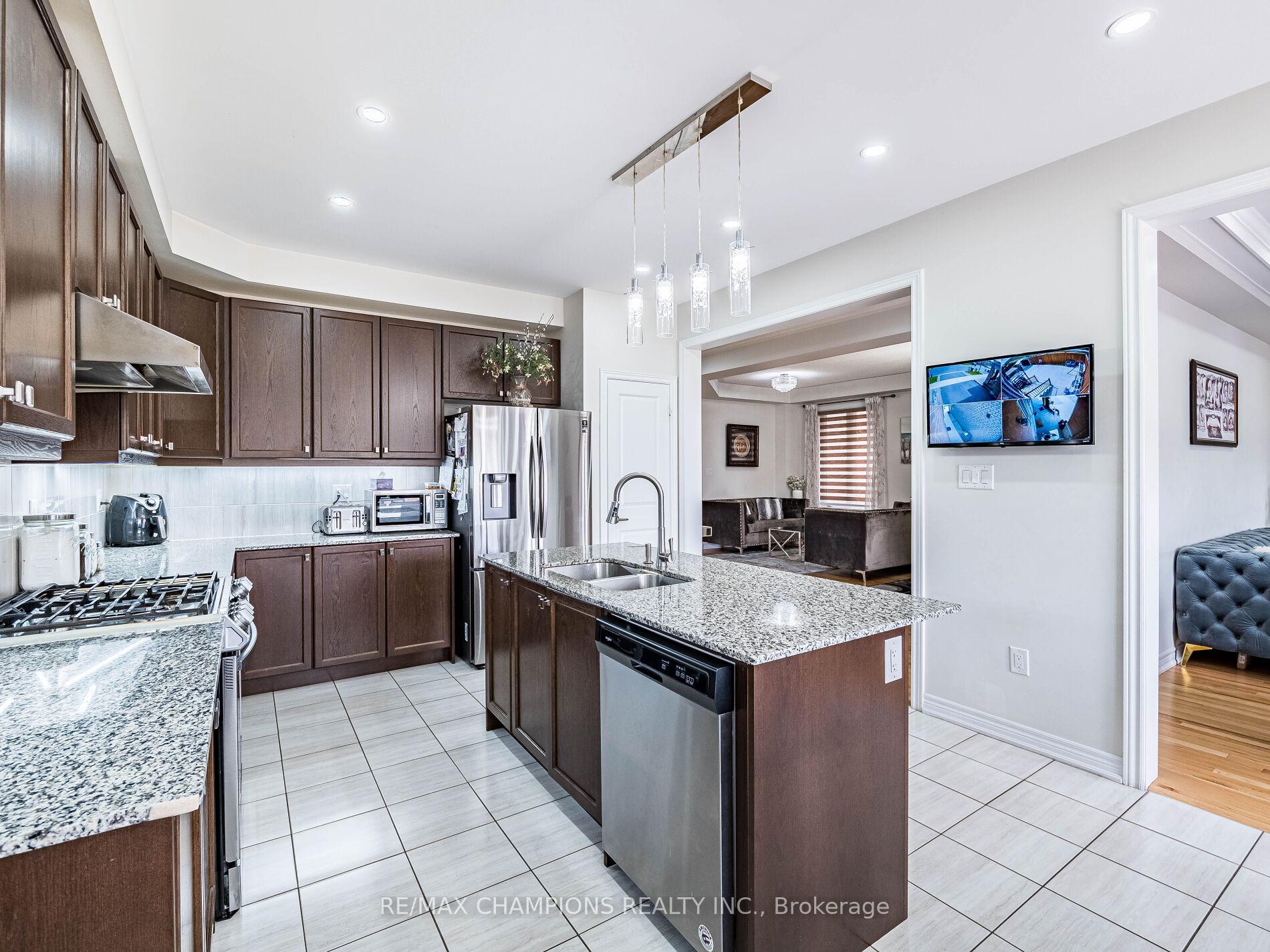 Photo 5 of 12 Fruitvale Circle, Brampton, Northwest Brampton — HOMEH