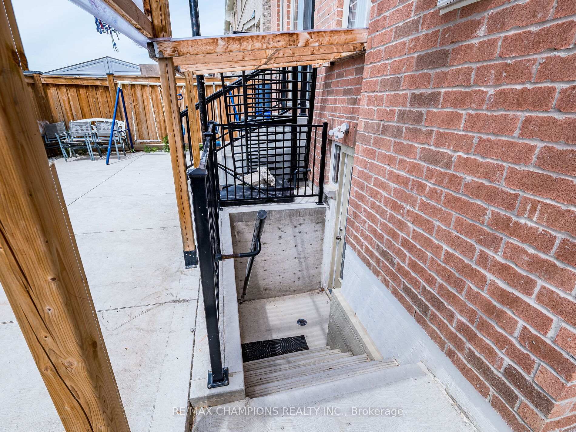 Photo 35 of 12 Fruitvale Circle, Brampton, Northwest Brampton — HOMEH