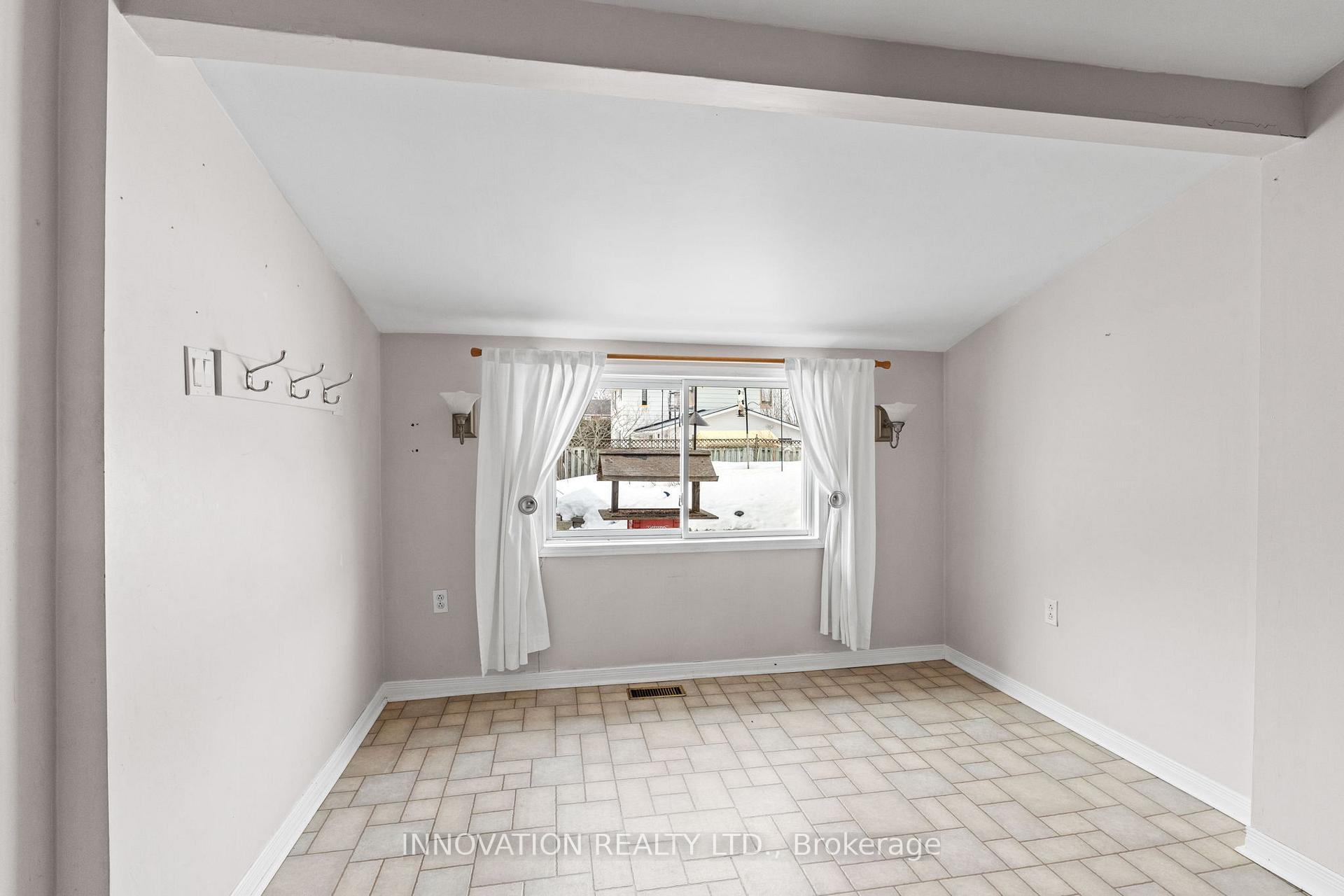Photo 13 of 100 Crossland Drive, Ottawa, Fitzroy — HOMEH