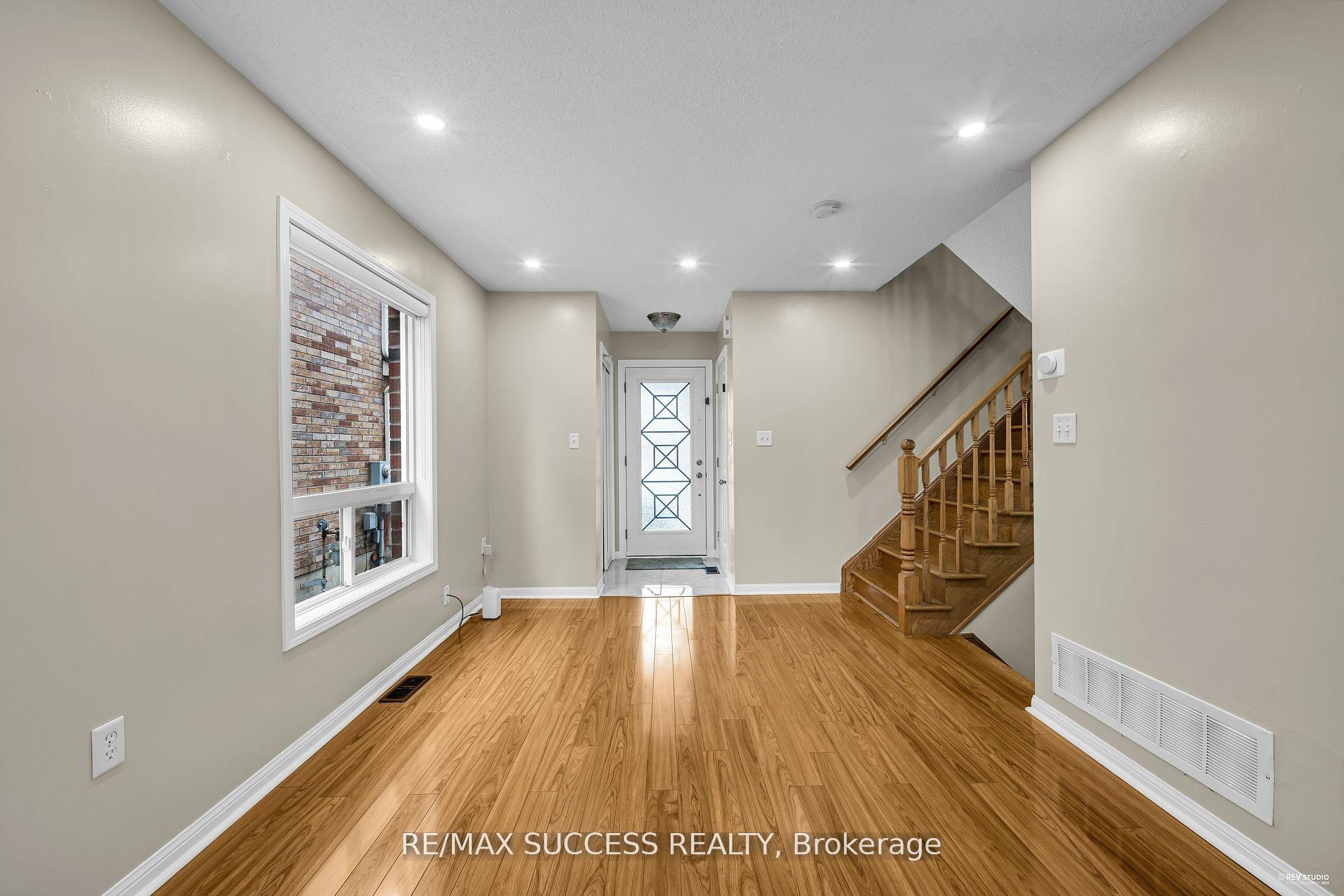 Photo 3 of 28 Herdwick Street, Brampton, Gore Industrial North — HOMEH