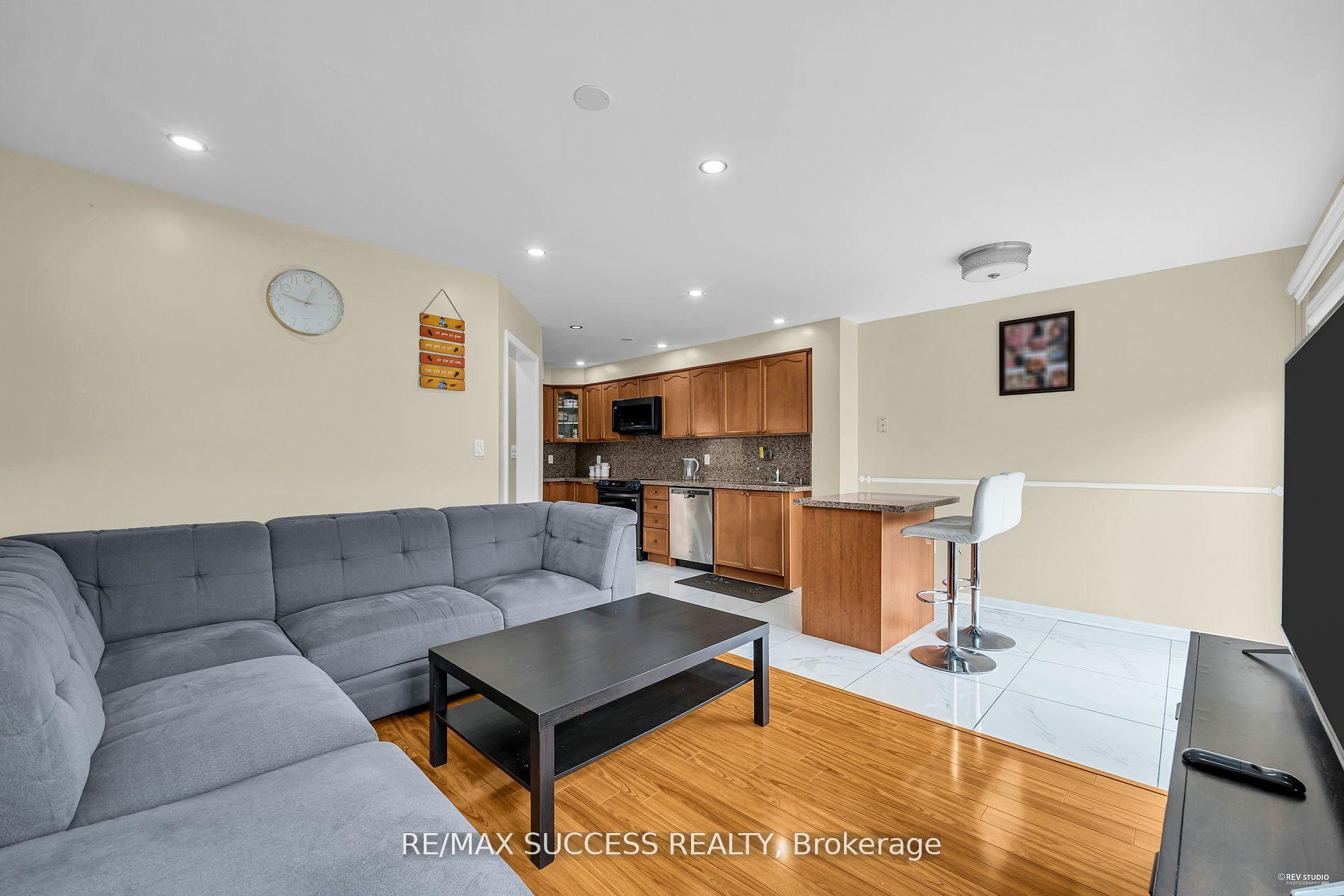 Photo 4 of 28 Herdwick Street, Brampton, Gore Industrial North — HOMEH