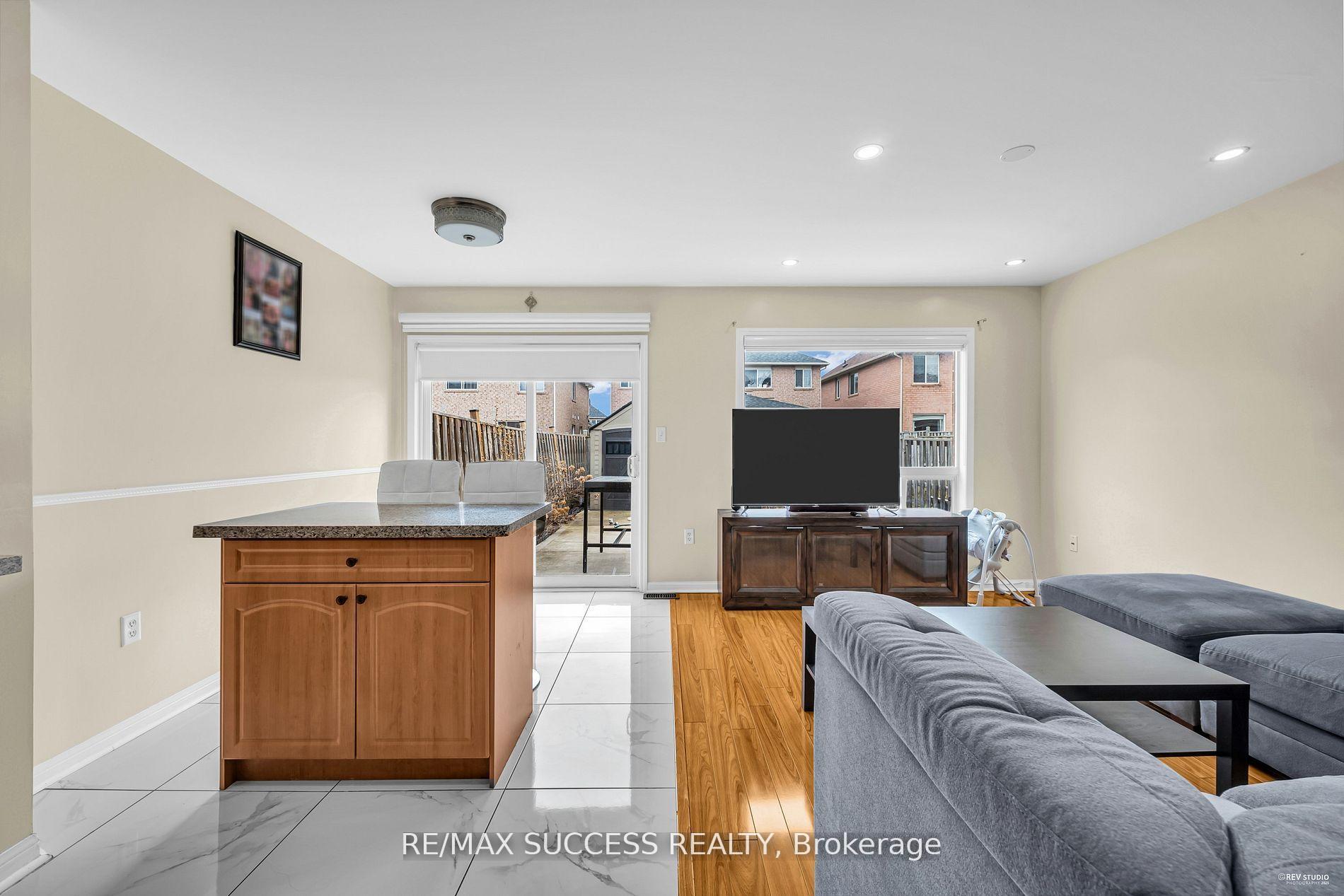 Photo 2 of 28 Herdwick Street, Brampton, Gore Industrial North — HOMEH