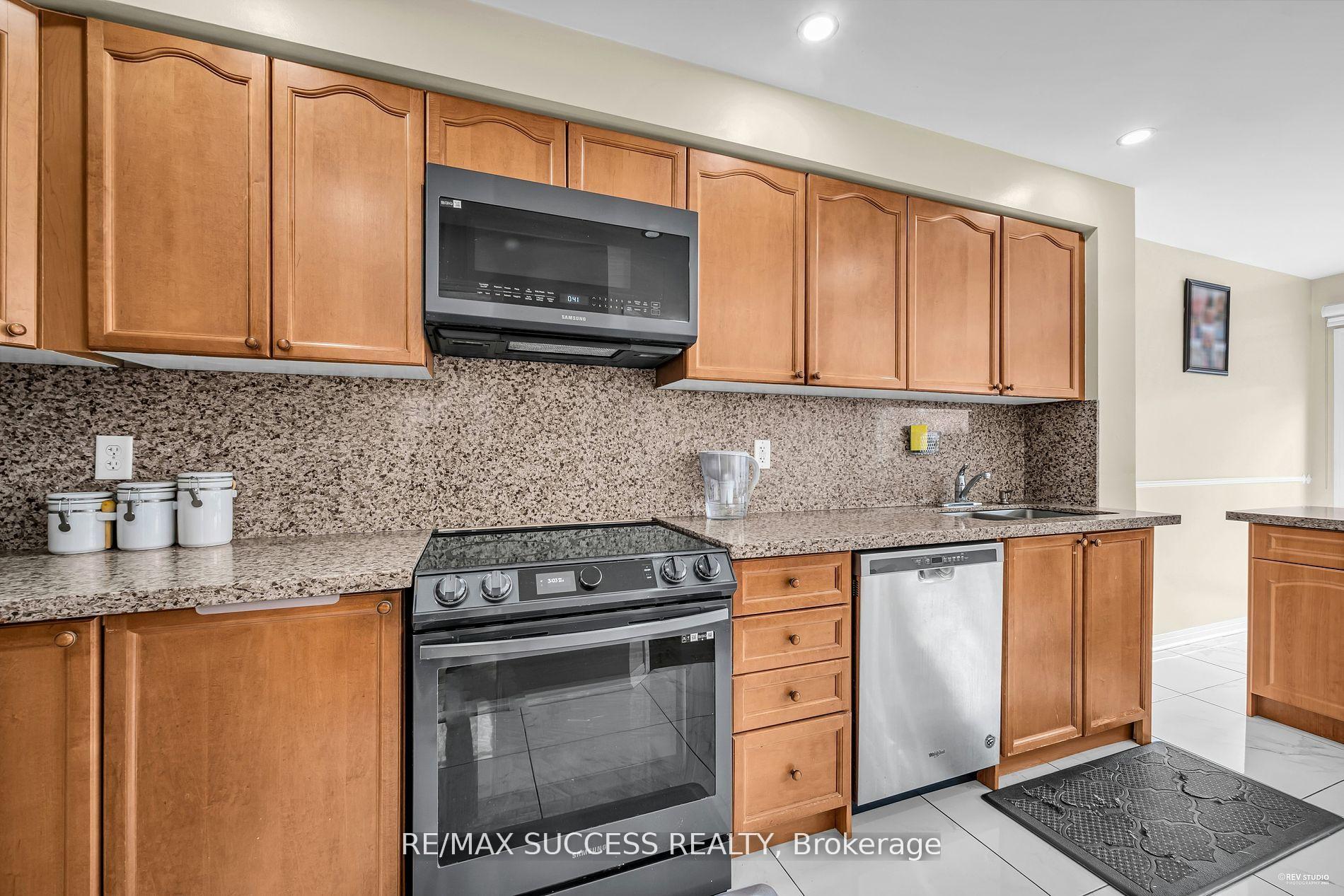 Photo 5 of 28 Herdwick Street, Brampton, Gore Industrial North — HOMEH