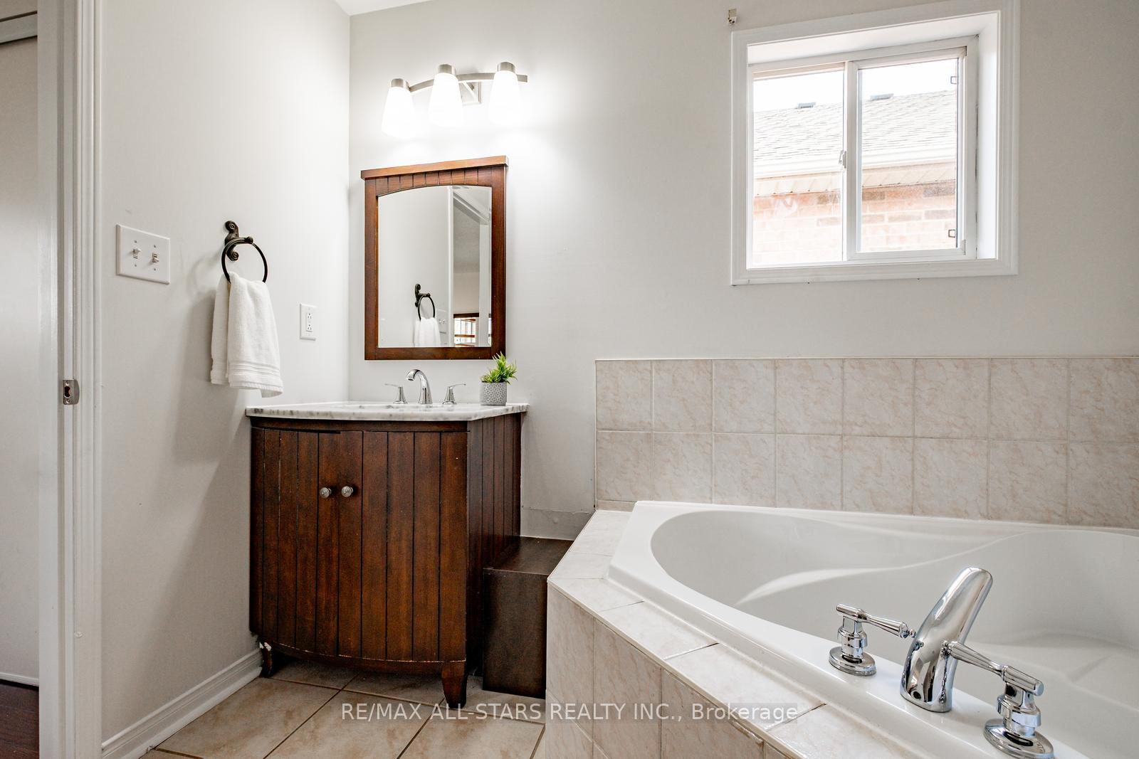 Photo 27 of 126 Lake Louise Drive, Brampton, Fletcher's Meadow — HOMEH