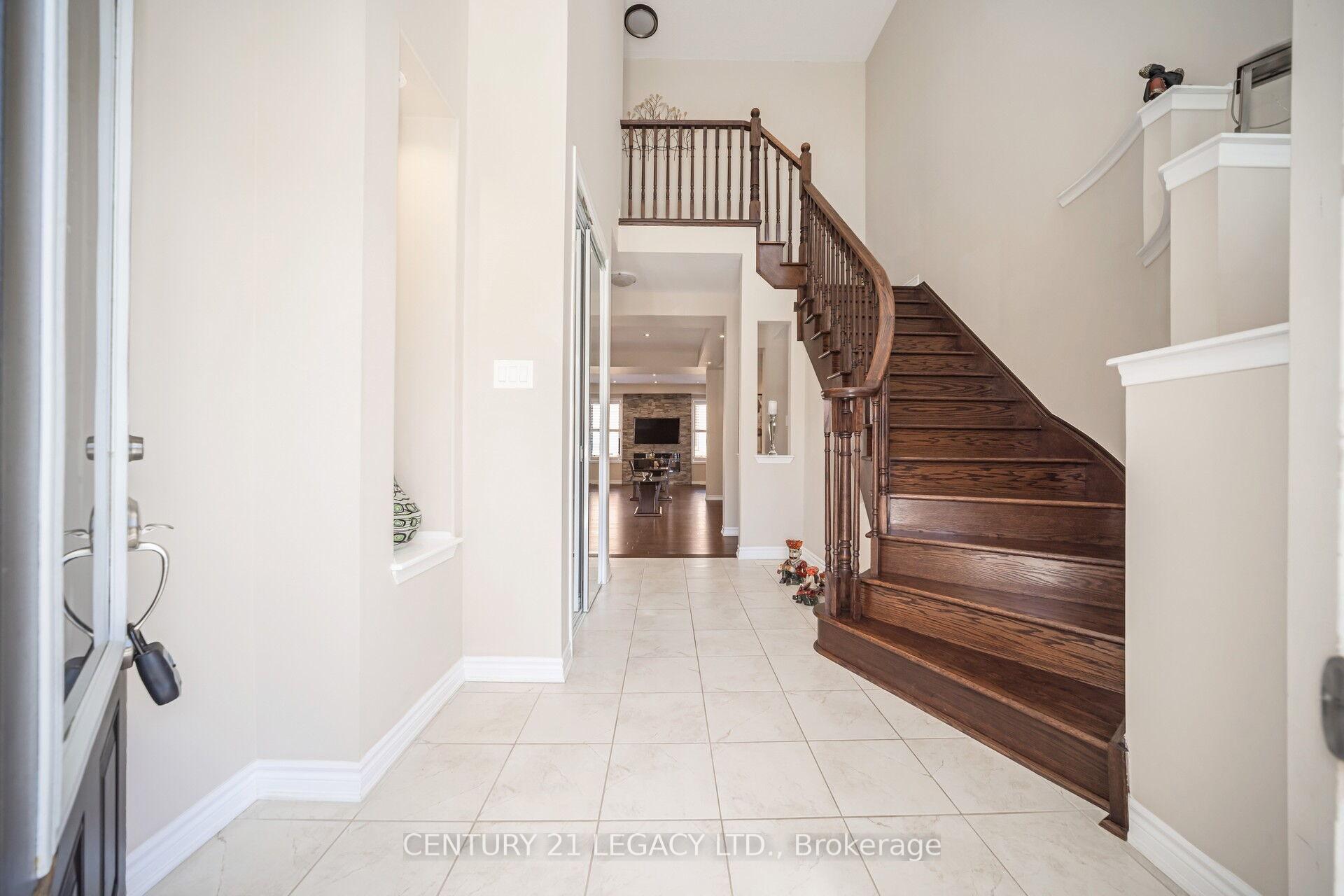 Photo 2 of 33 Callandar Road, Brampton, Northwest Brampton — HOMEH