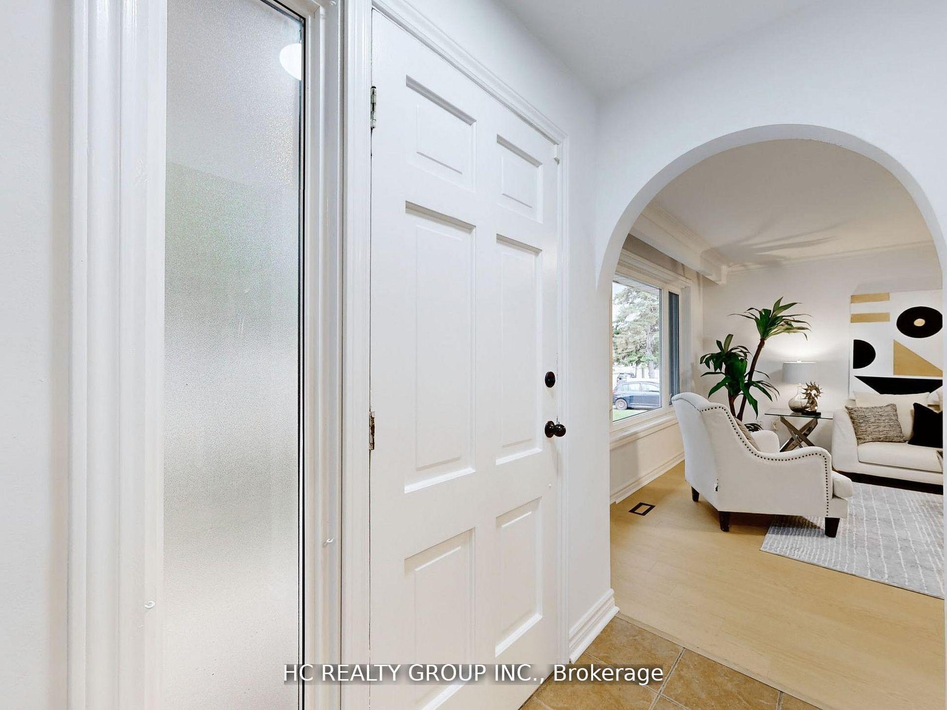 Photo 2 of 26 Algonquin Crescent, Aurora, Aurora Heights — HOMEH