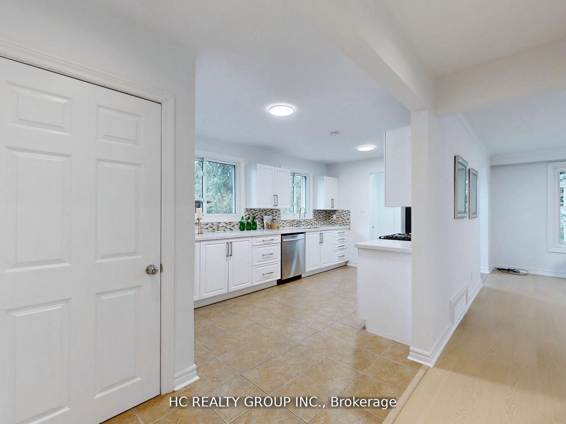 Photo 8 of 26 Algonquin Crescent, Aurora, Aurora Heights — HOMEH