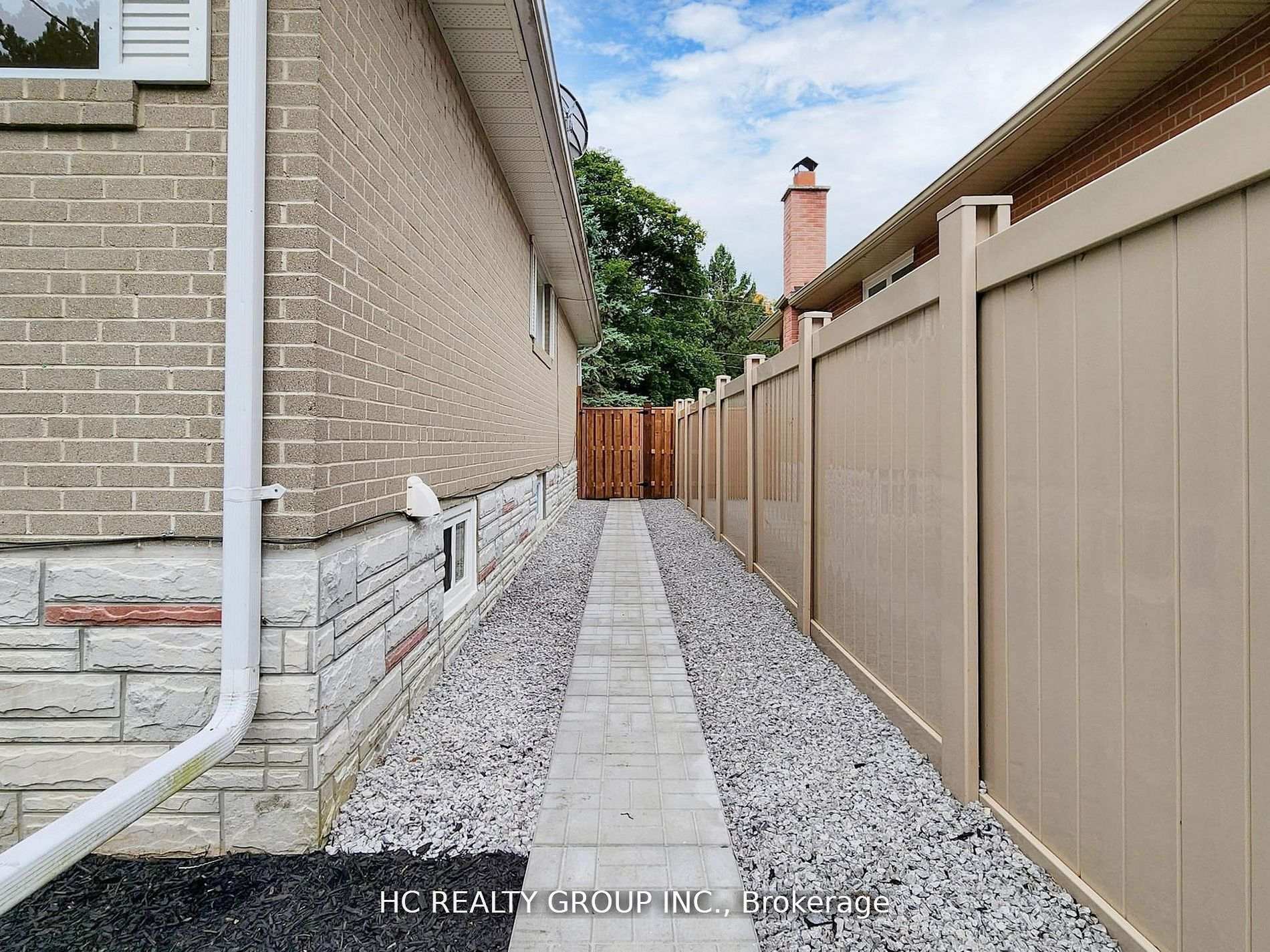 Photo 21 of 26 Algonquin Crescent, Aurora, Aurora Heights — HOMEH